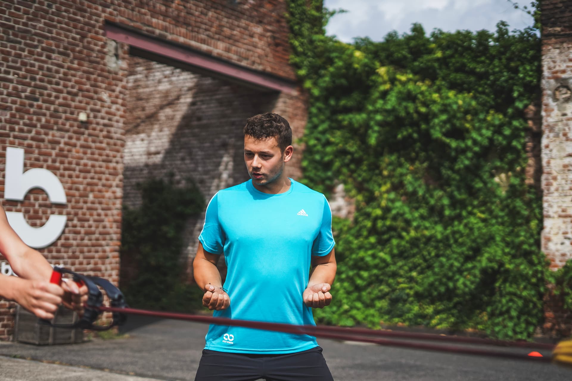Mann zeigt Fitnessübung