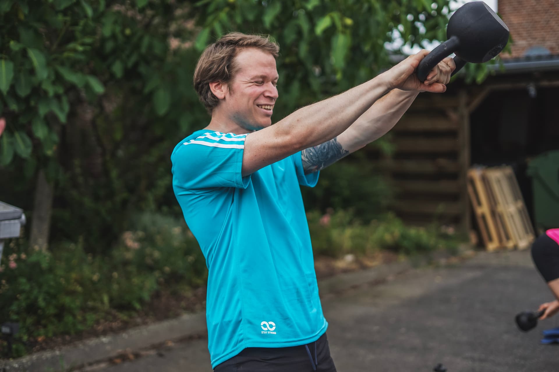 Mann schwingt Kettlebell