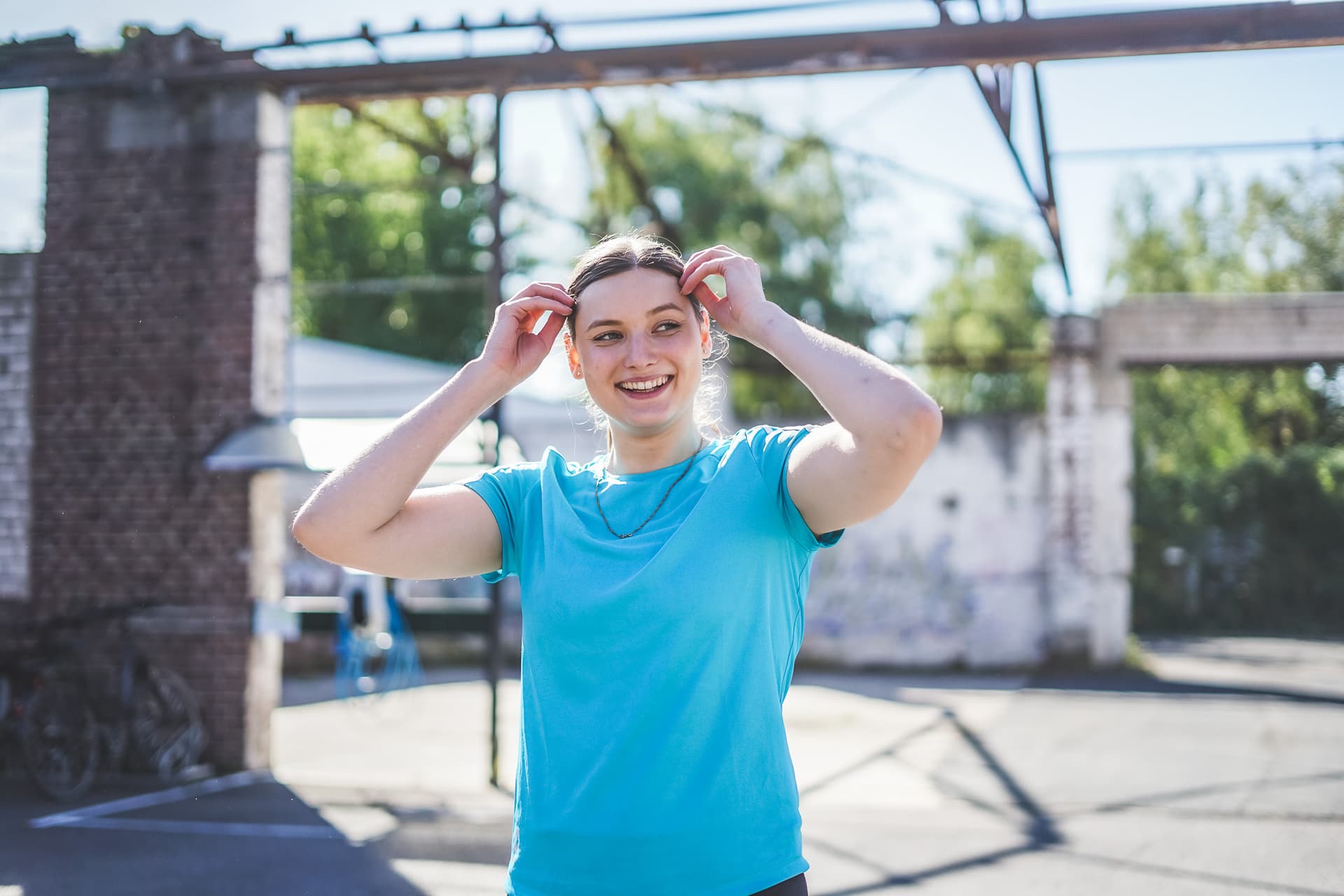 Trainerin Agape Känd aus München im blauen T-Shirt