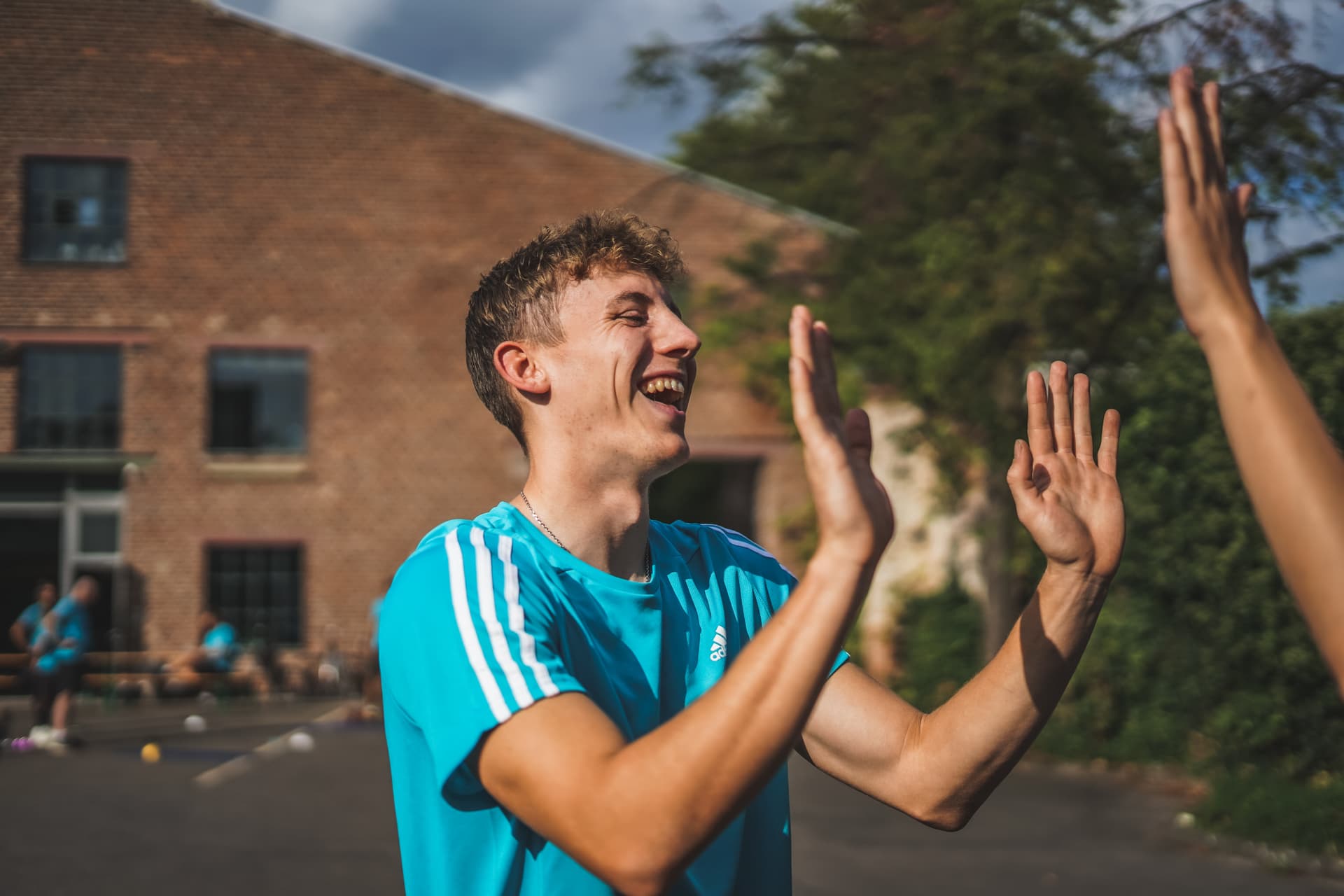 Trainer Jörn Steinmetz aus Münster klatscht ab