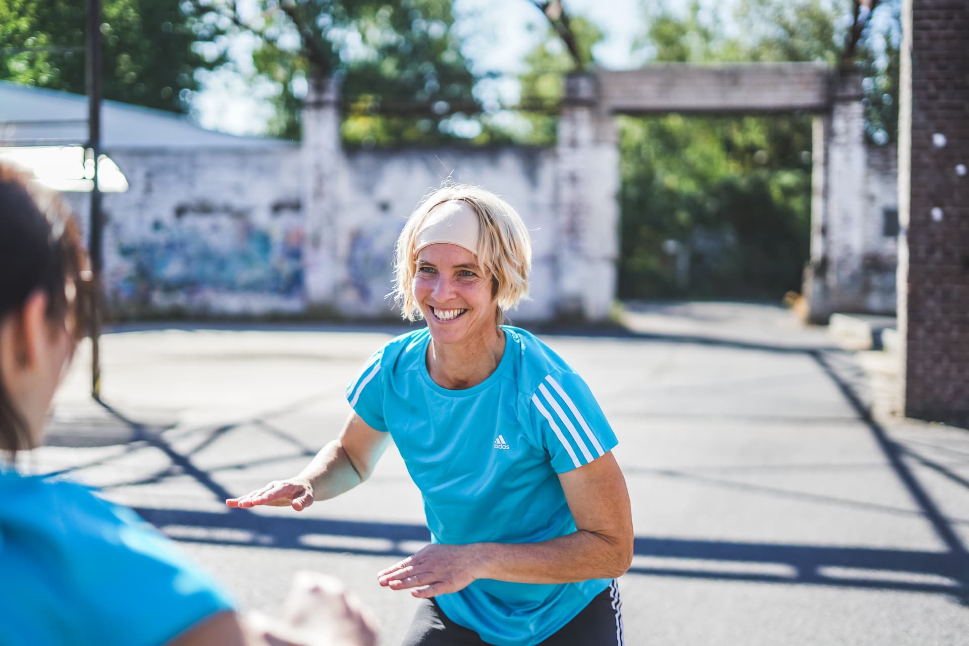 Trainerin Barbara Pirnack Lübeck in einer Sportübung