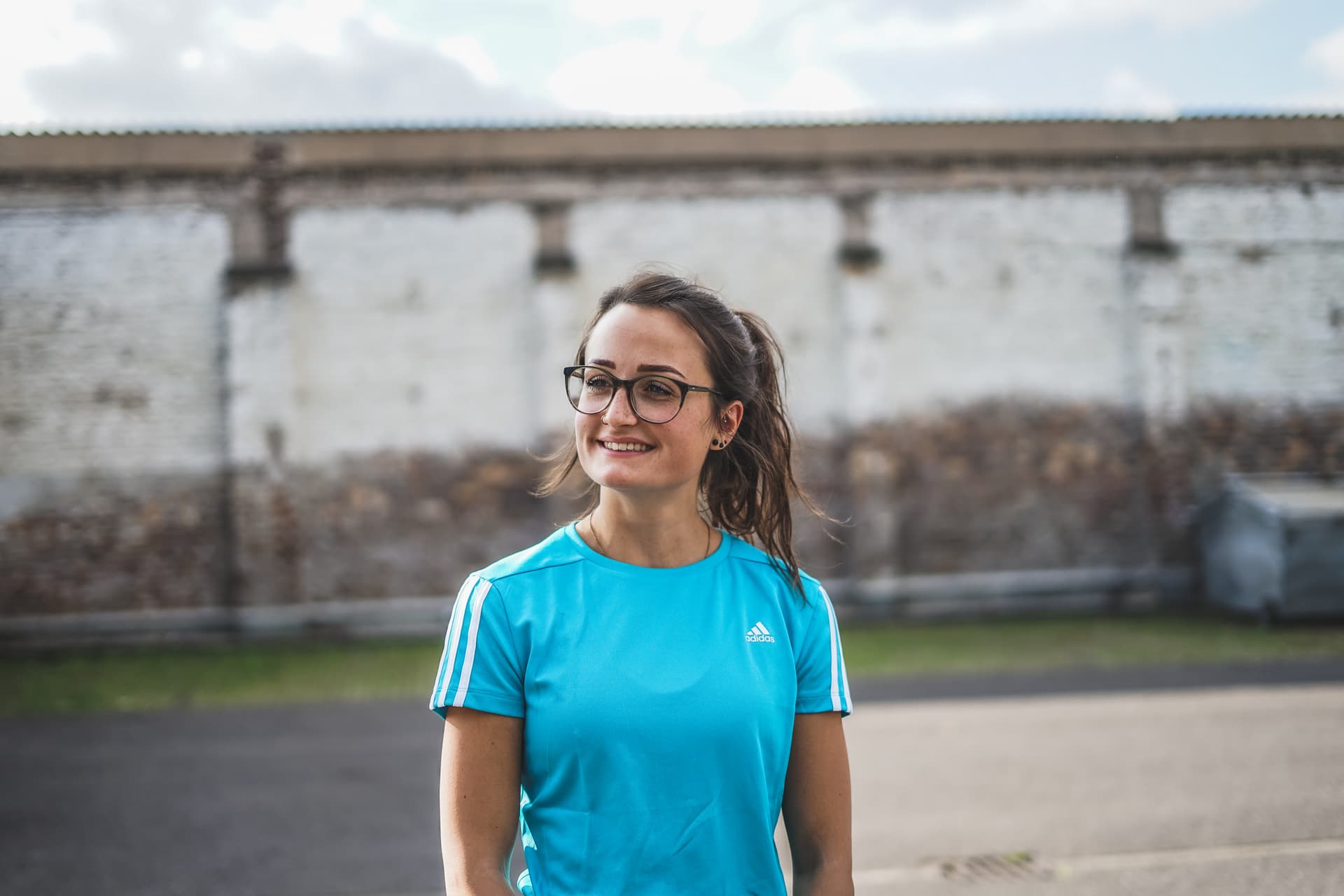 Trainerin Jacqueline Robens Bonn im blauen Shirt