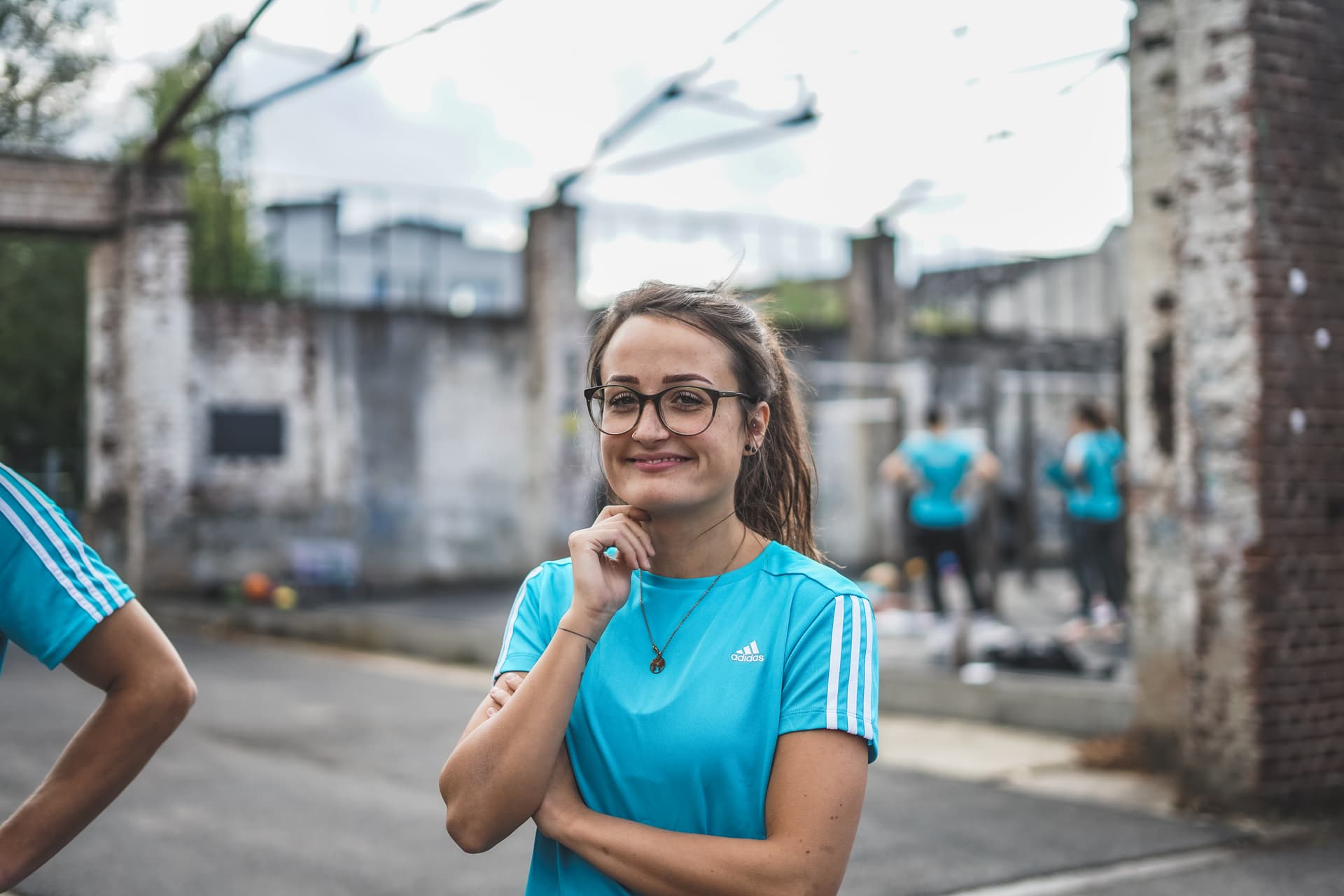 Trainerin Jacqueline Robens Bonn im blauen Shirt