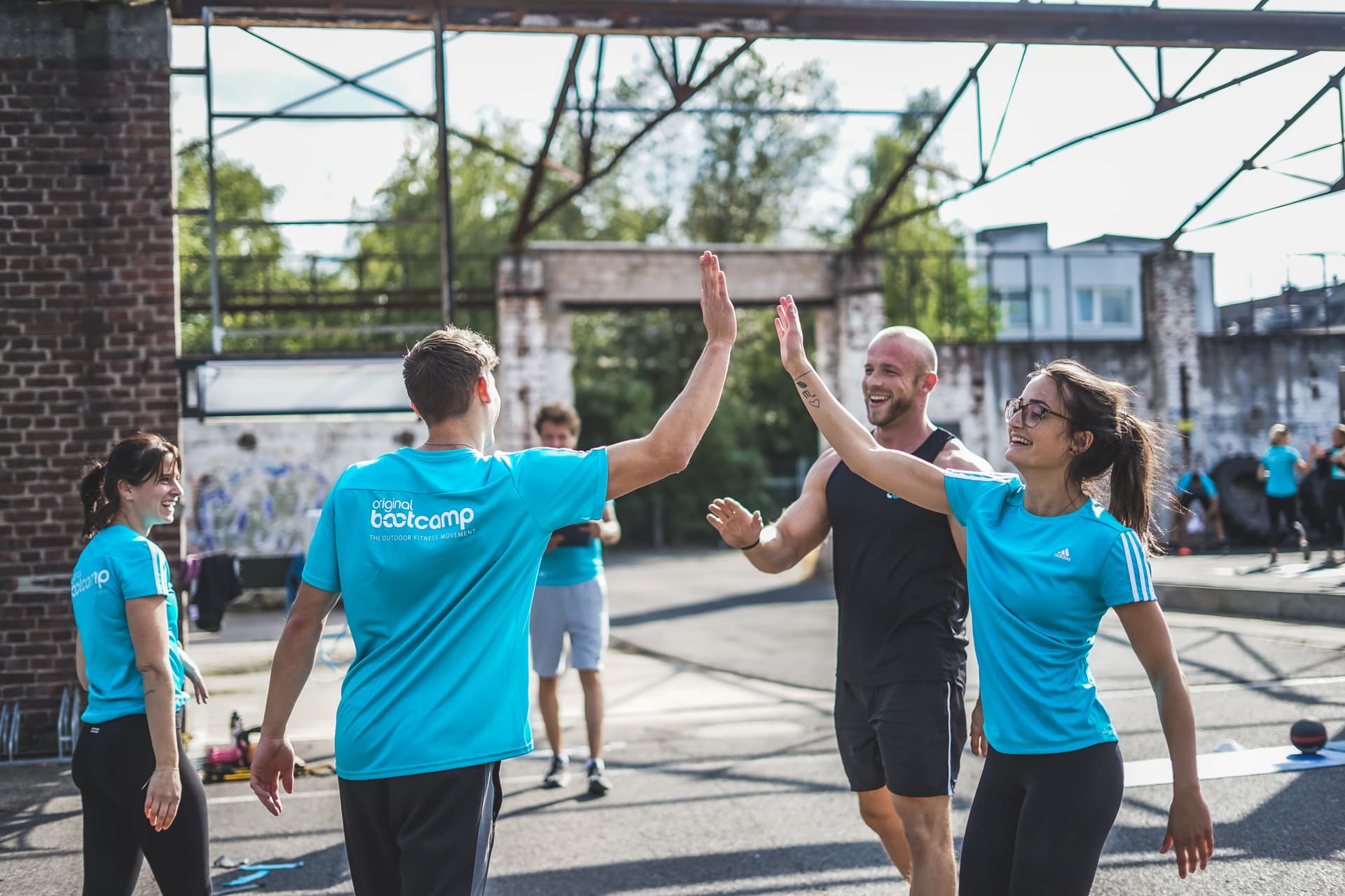 Trainerin Jacqueline Robens Bonn gibt High five