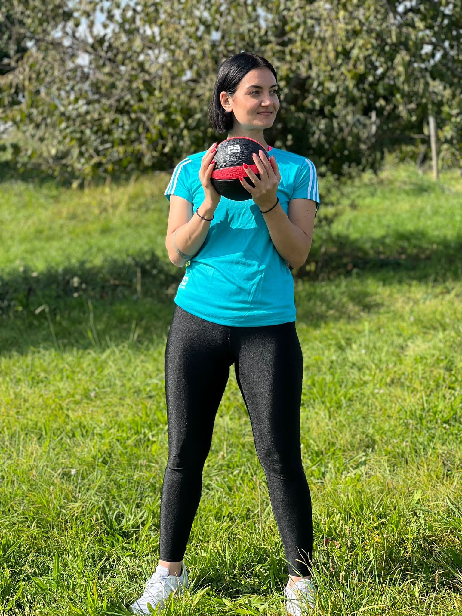 Trainerin Lilia Klassen Wiesbaden mit Ball in der Hand