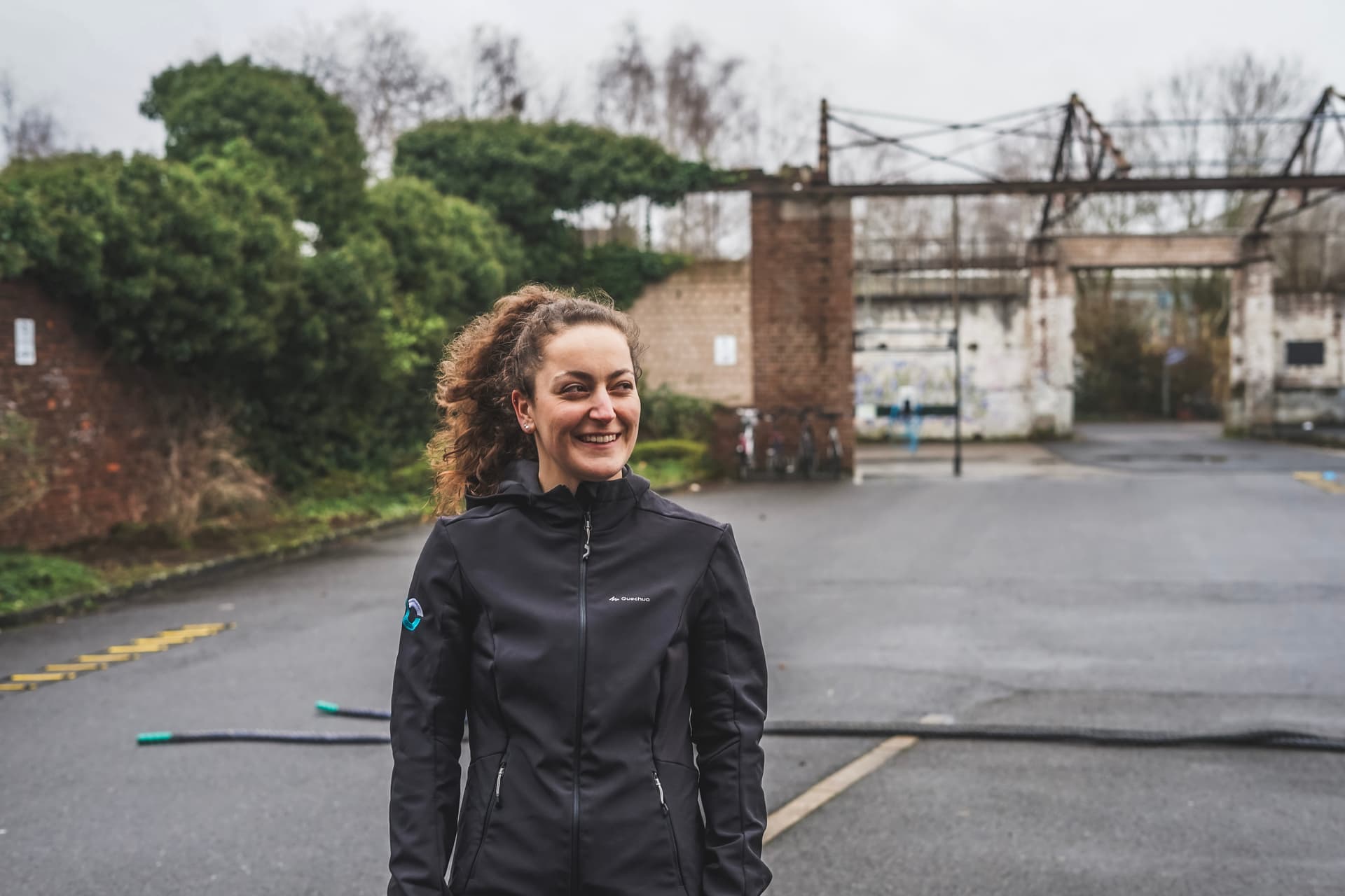 Fitness Trainerin Isabella Souki aus Köln guckt zur Seite