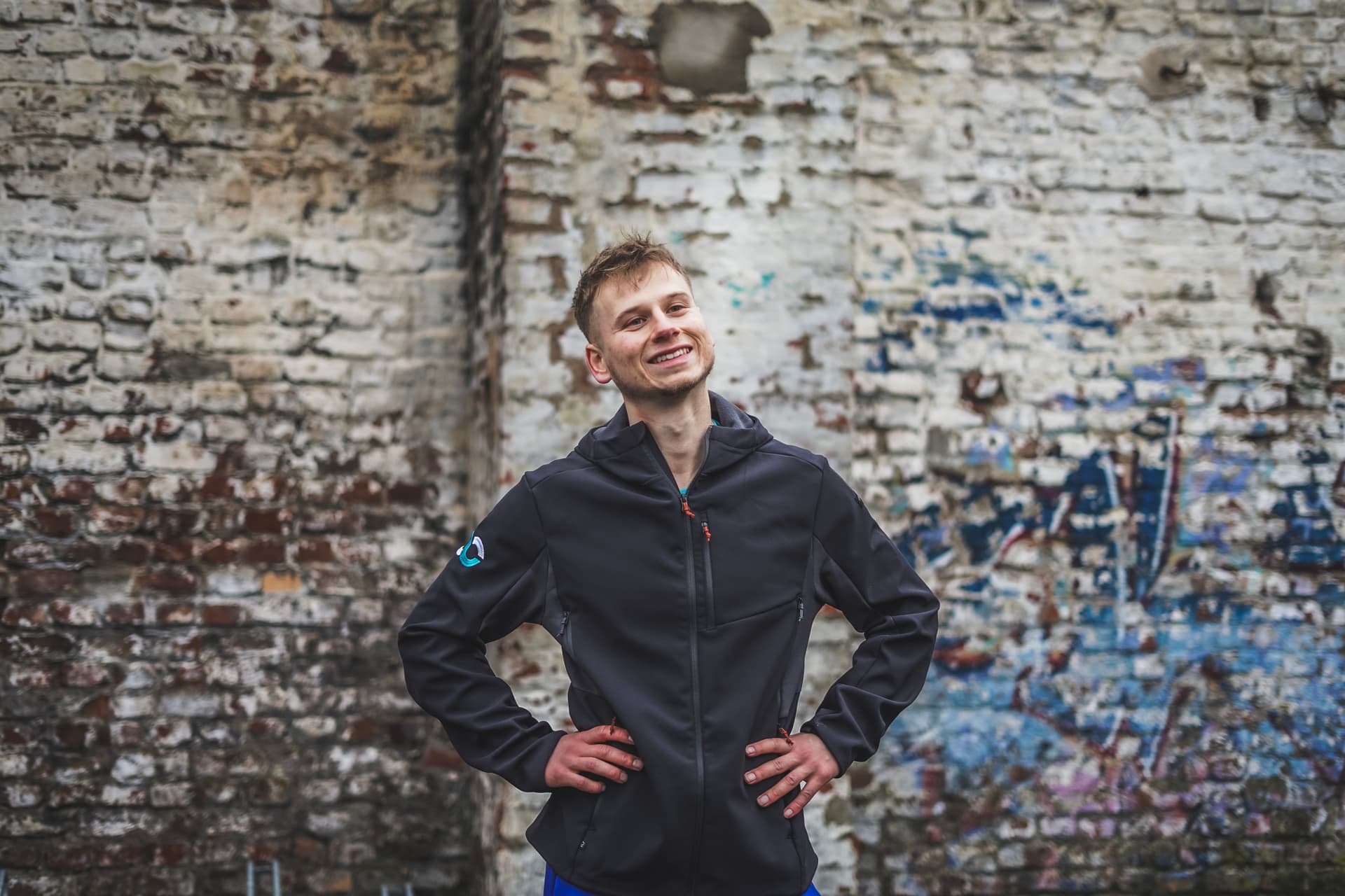 Fitness Trainer hat die Armen an der Hüfte