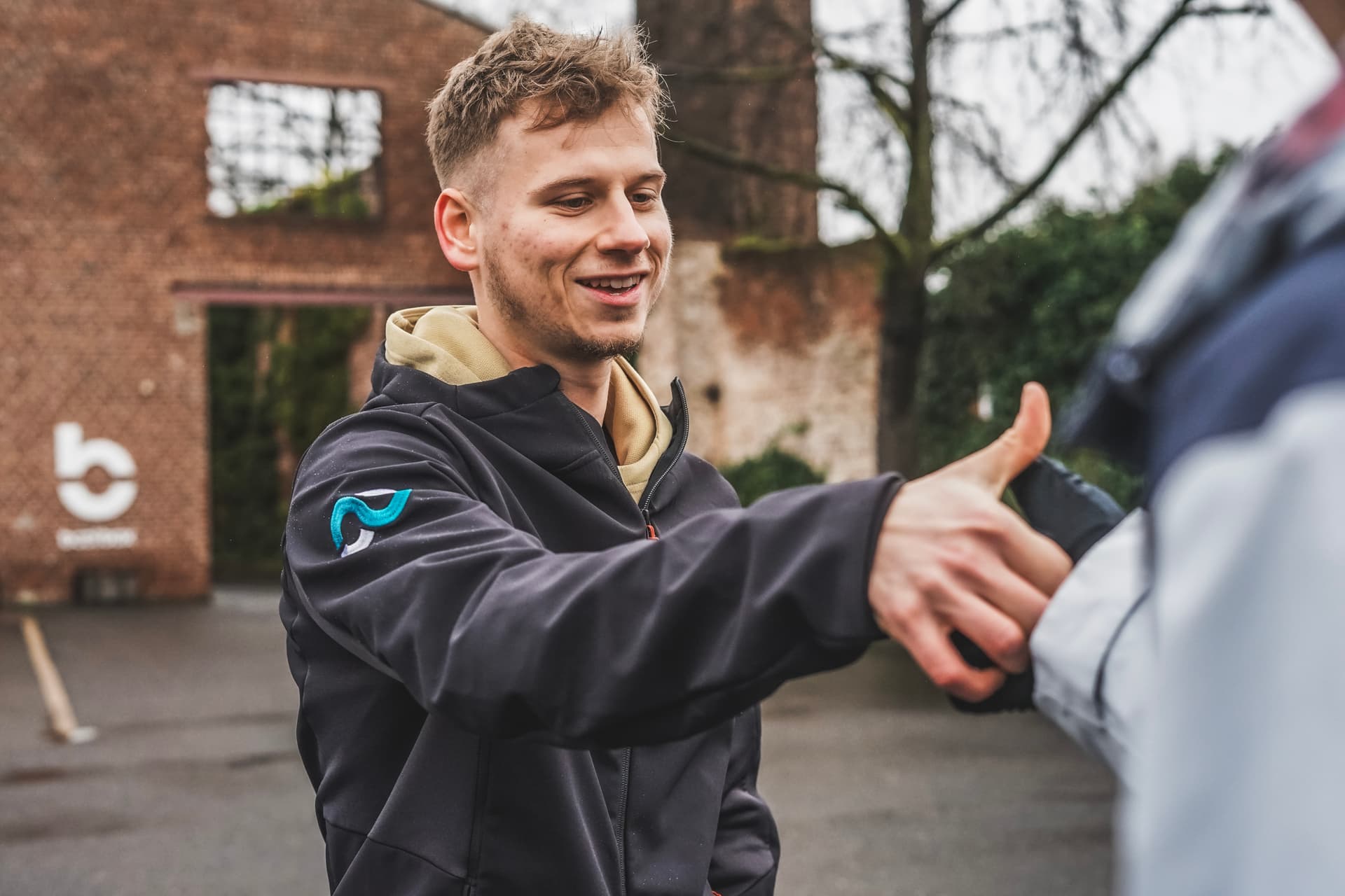 Personal Trainer beim Daumen drücken