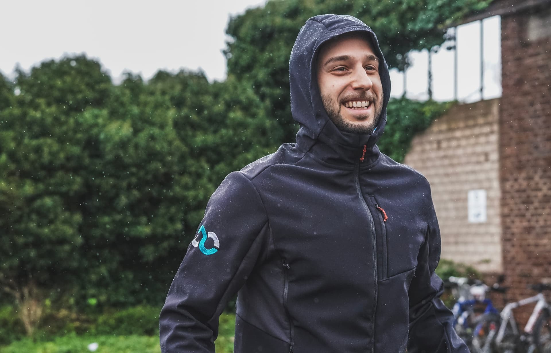 Fitness Trainer Tuna Isler aus Frankfurt lächelt im Regen