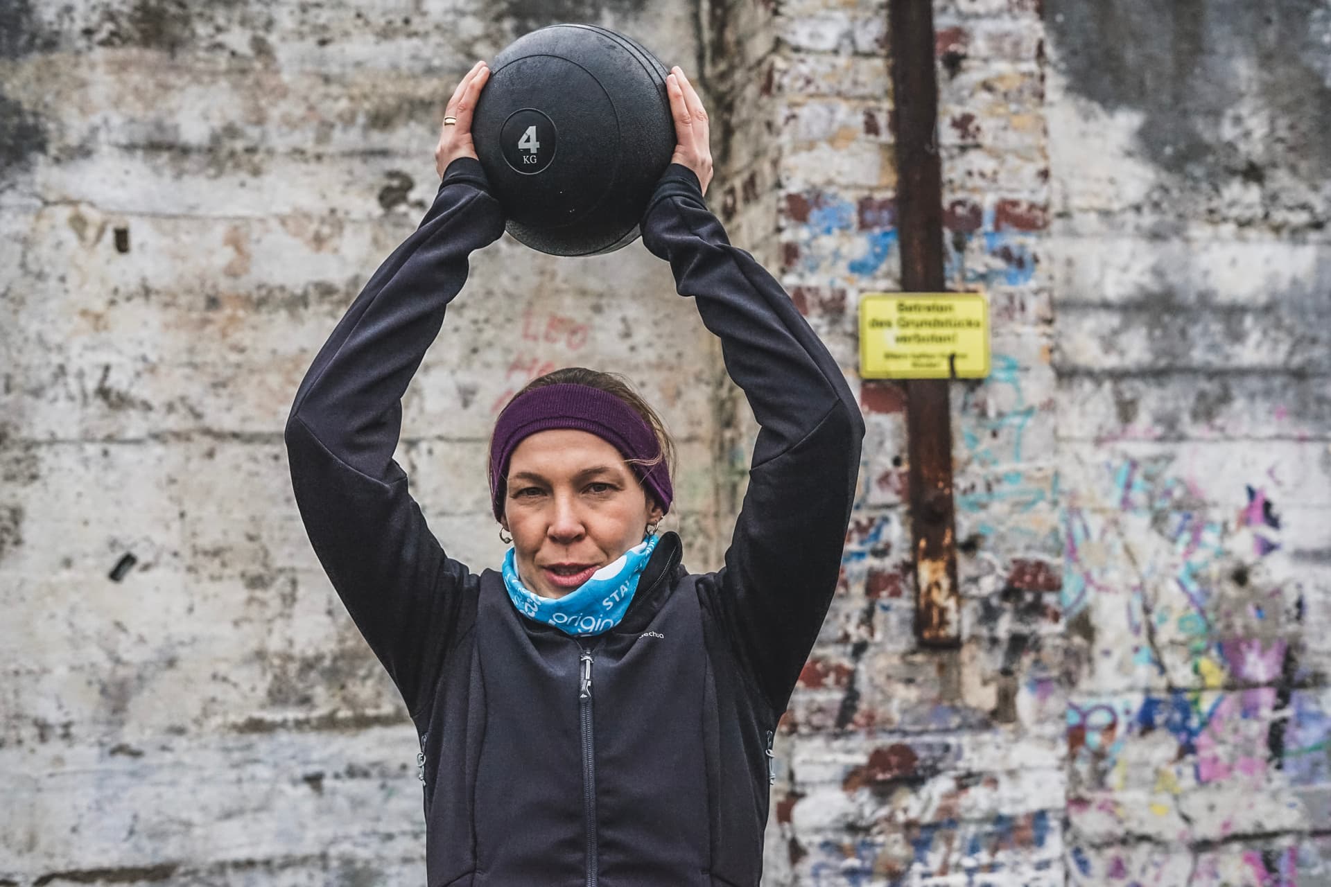 Personal Trainerin Janina Sarrio hält einen Ball hoch