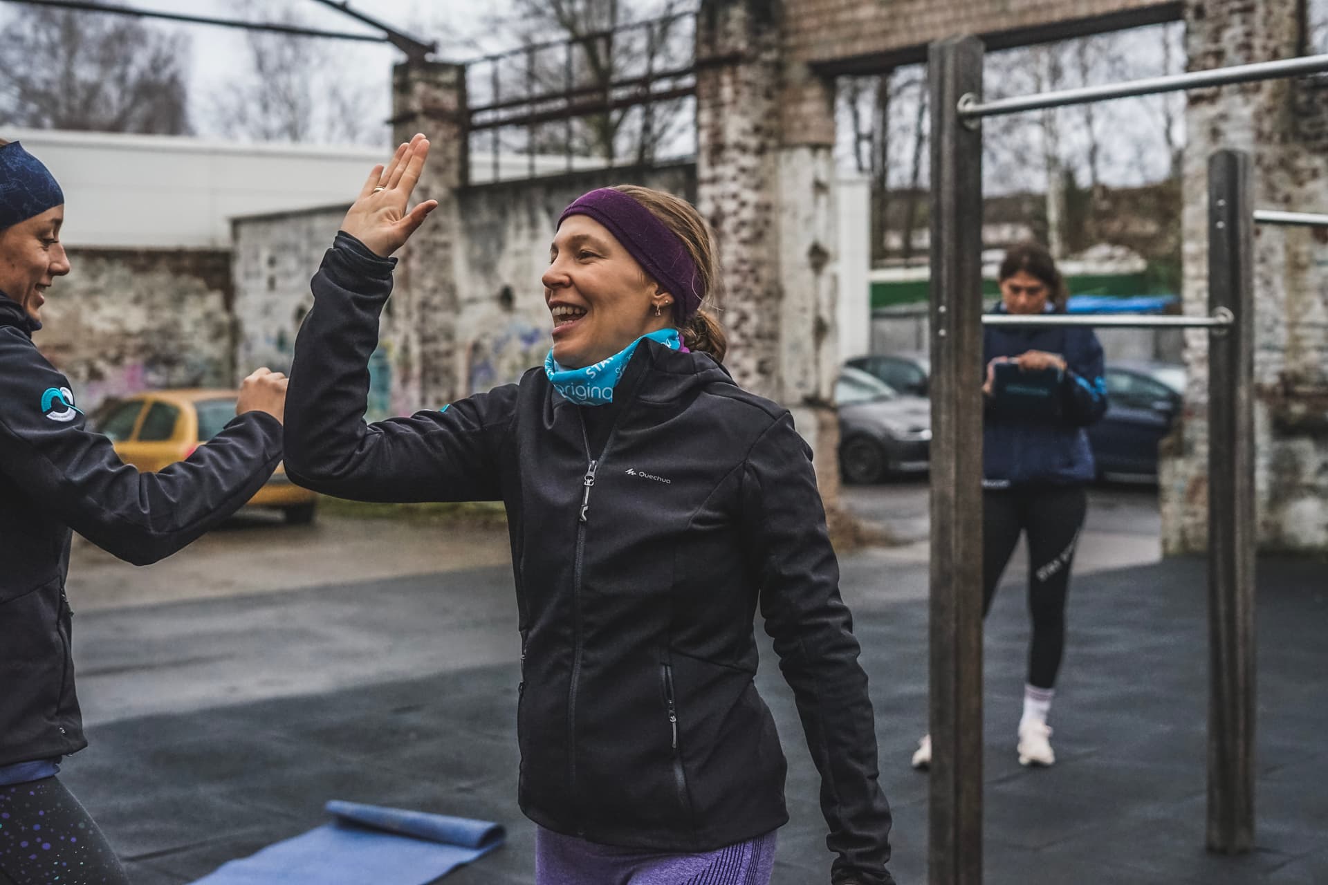 Personal Trainerin Janina Sarrio aus Köln gibt ein Highfive