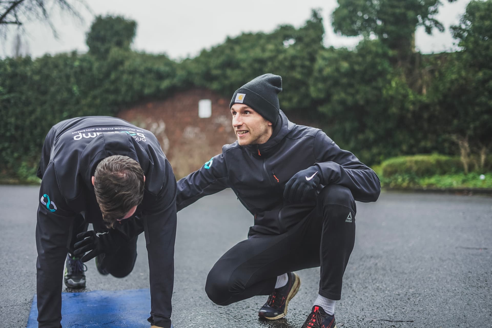 Personal Trainer Fabian Scheidweiler aus Köln hilft bei einer Übung
