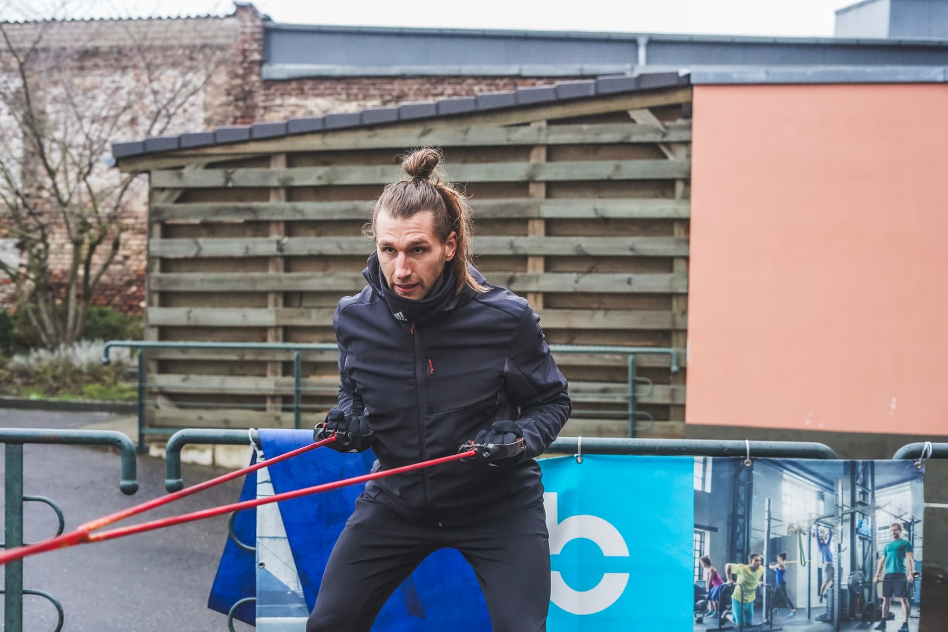Personal Trainer Fabian Scheidweiler aus Köln zieht am Band