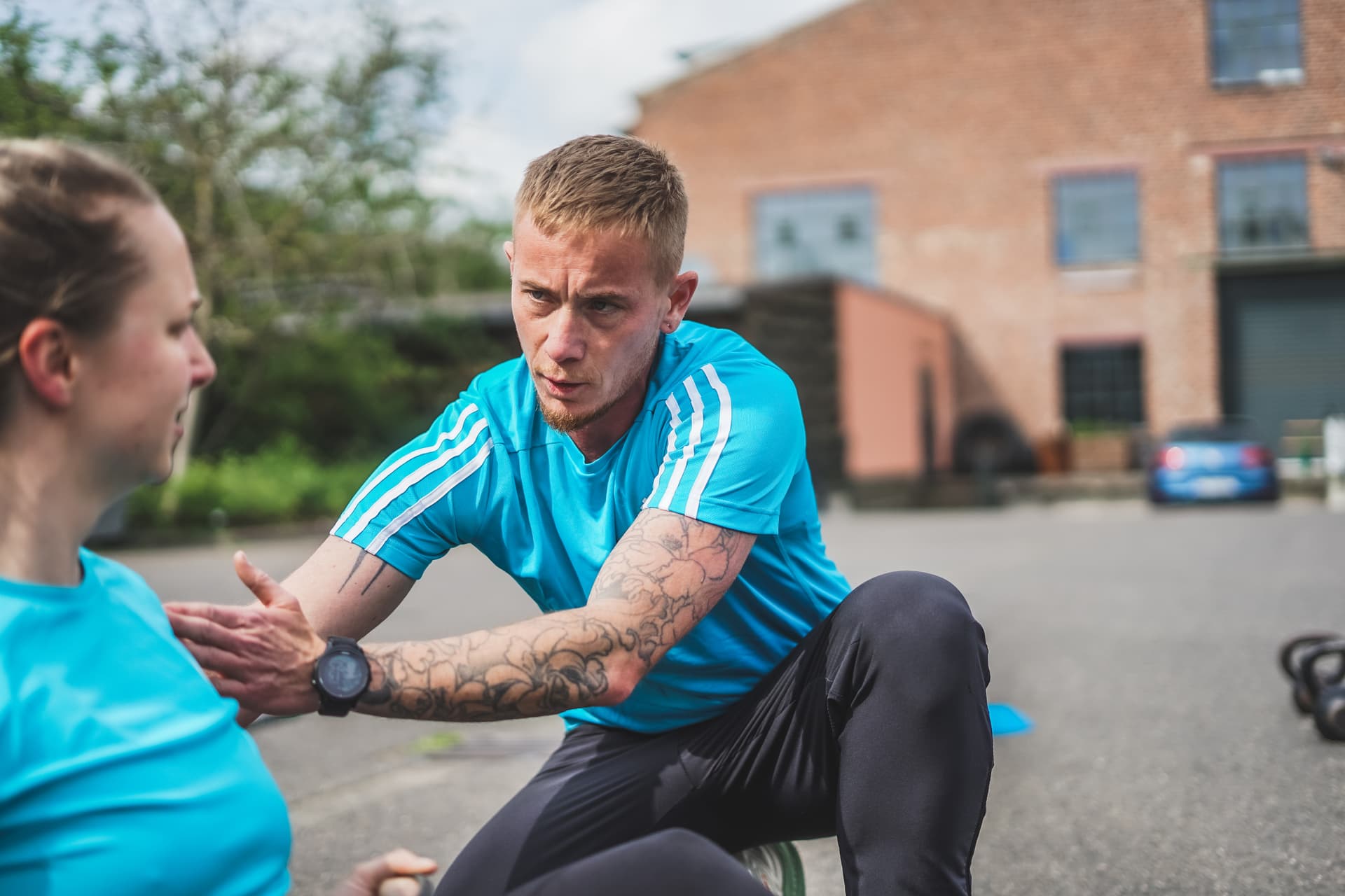 Fitness Trainer Lucas Sorge Berlin hilft einem Booties