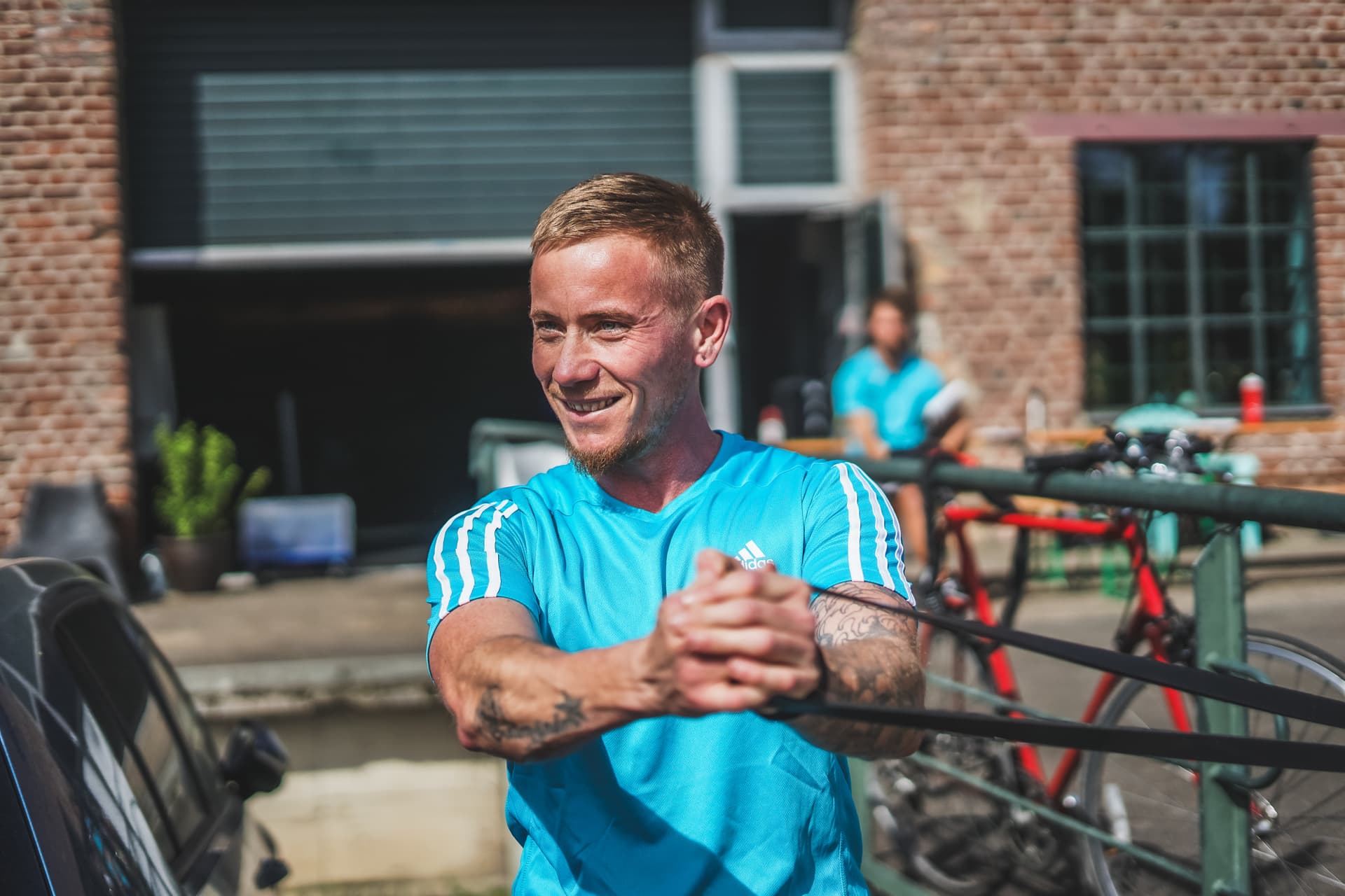 Fitness Trainer Lucas Sorge Berlin zieht an einem superband