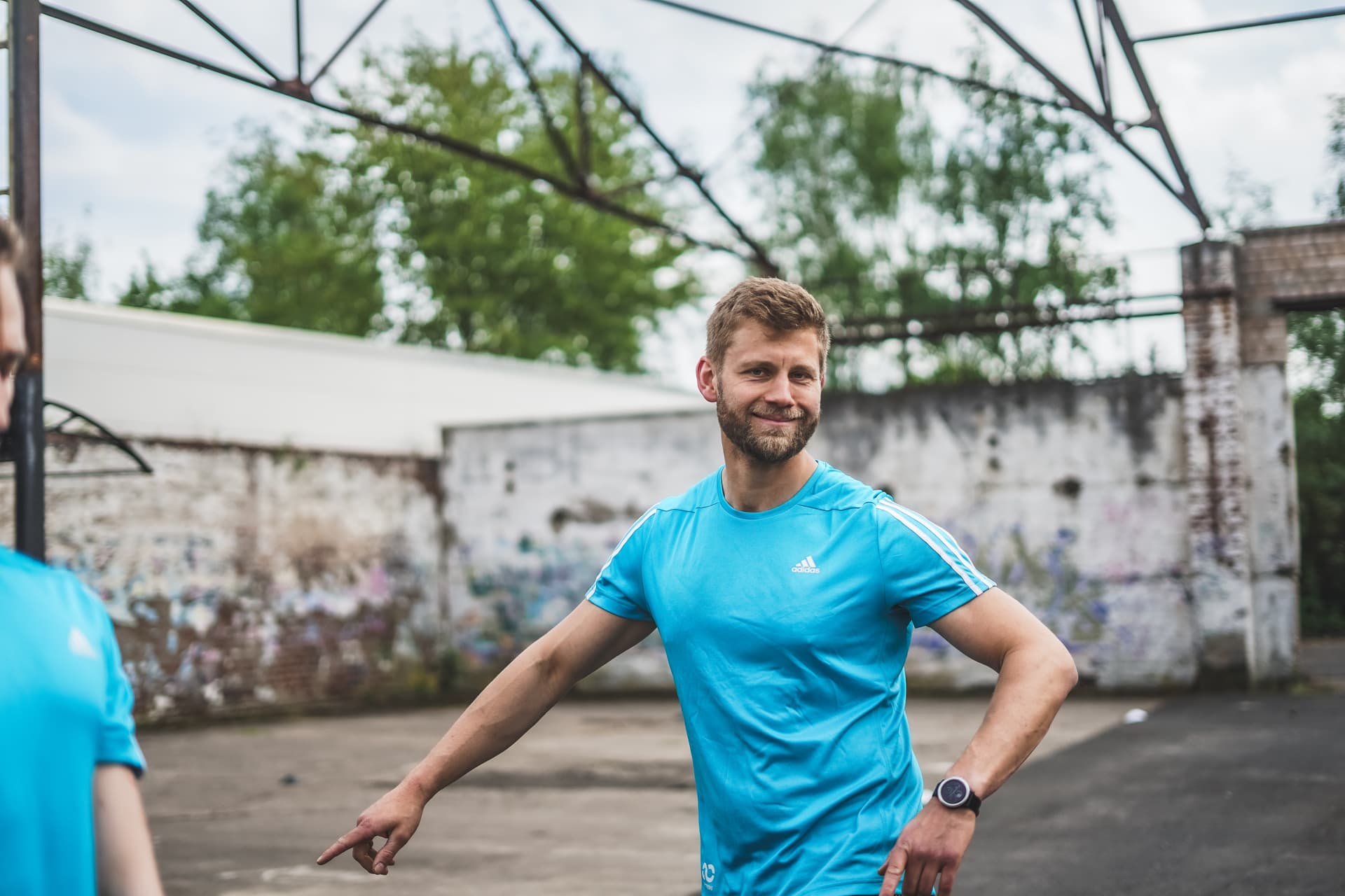 Fitness Trainer Thomas Damm aus Gelsenkirchen im blauen Shirt