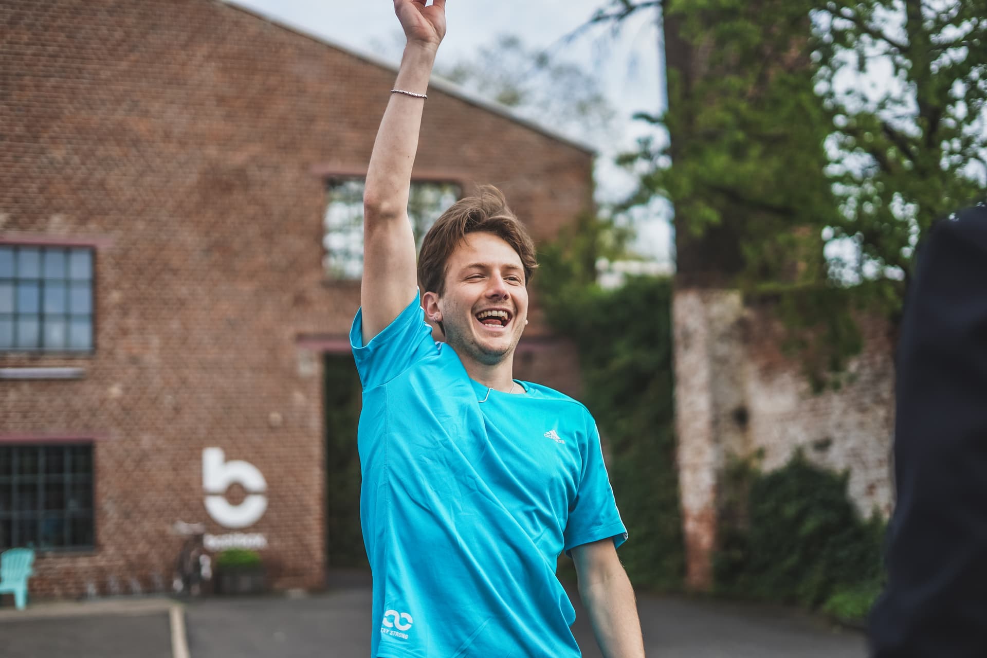Personal Trainer Yannik Soest aus Köln reißt einen Arm hoch