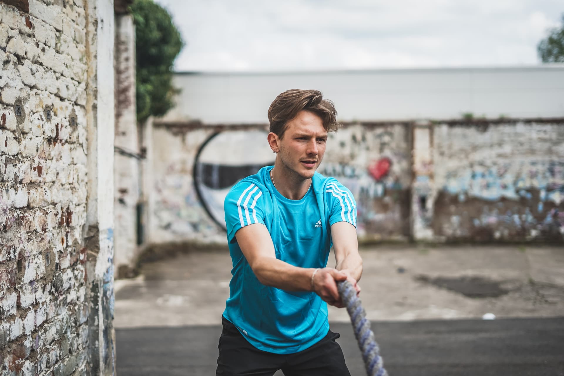 Personal Trainer Yannik Soest aus Köln zeigt eine Übung