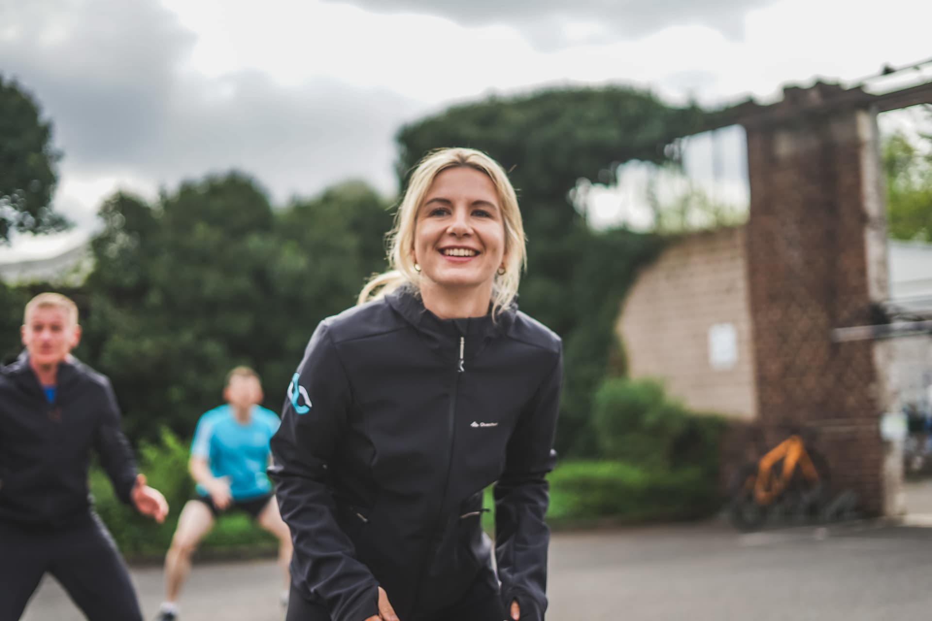 Personal Trainer Theresa Droste aus Köln lächelt in die Kamera