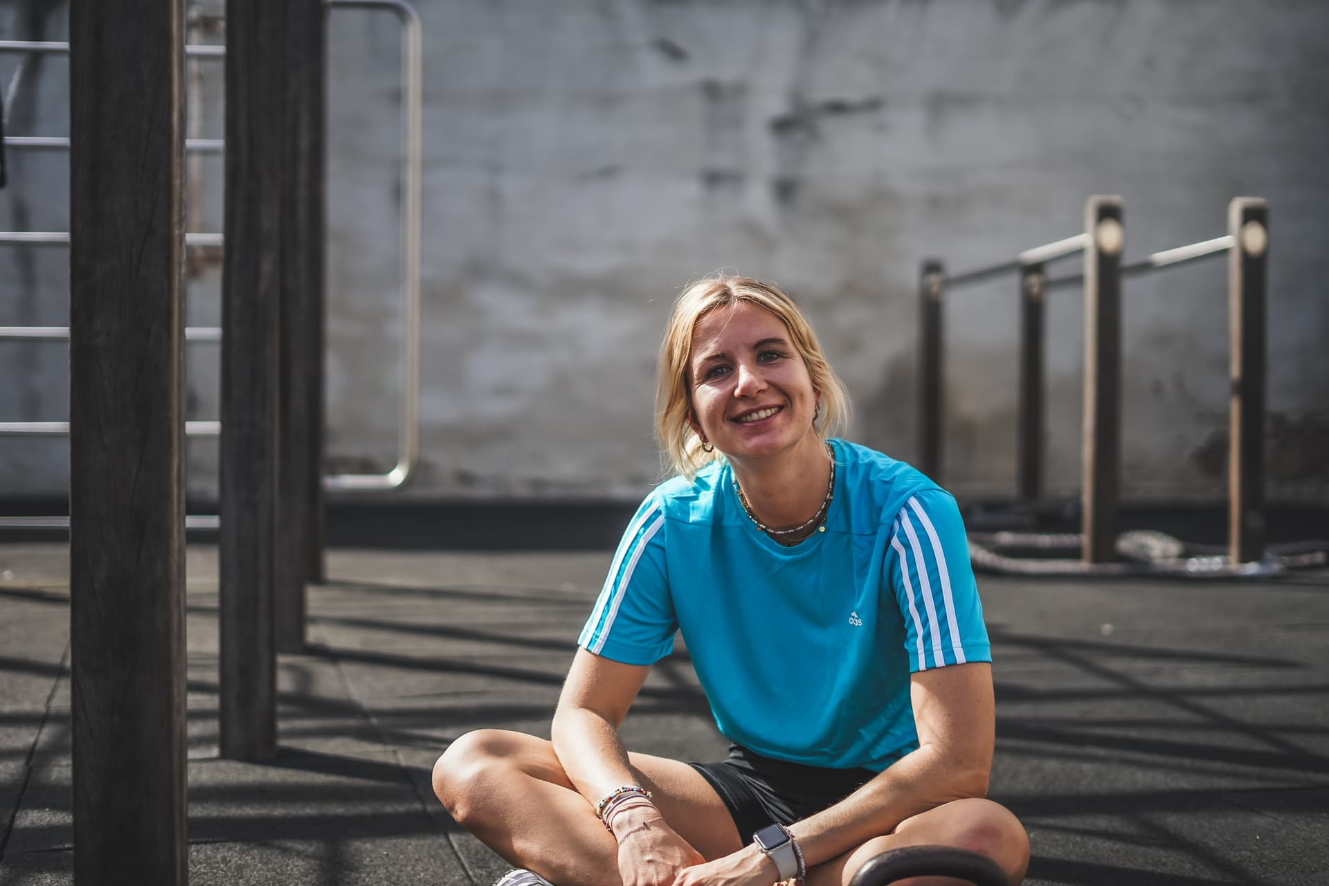 Personal Trainer Theresa Droste aus Köln lächelt in die Kamera