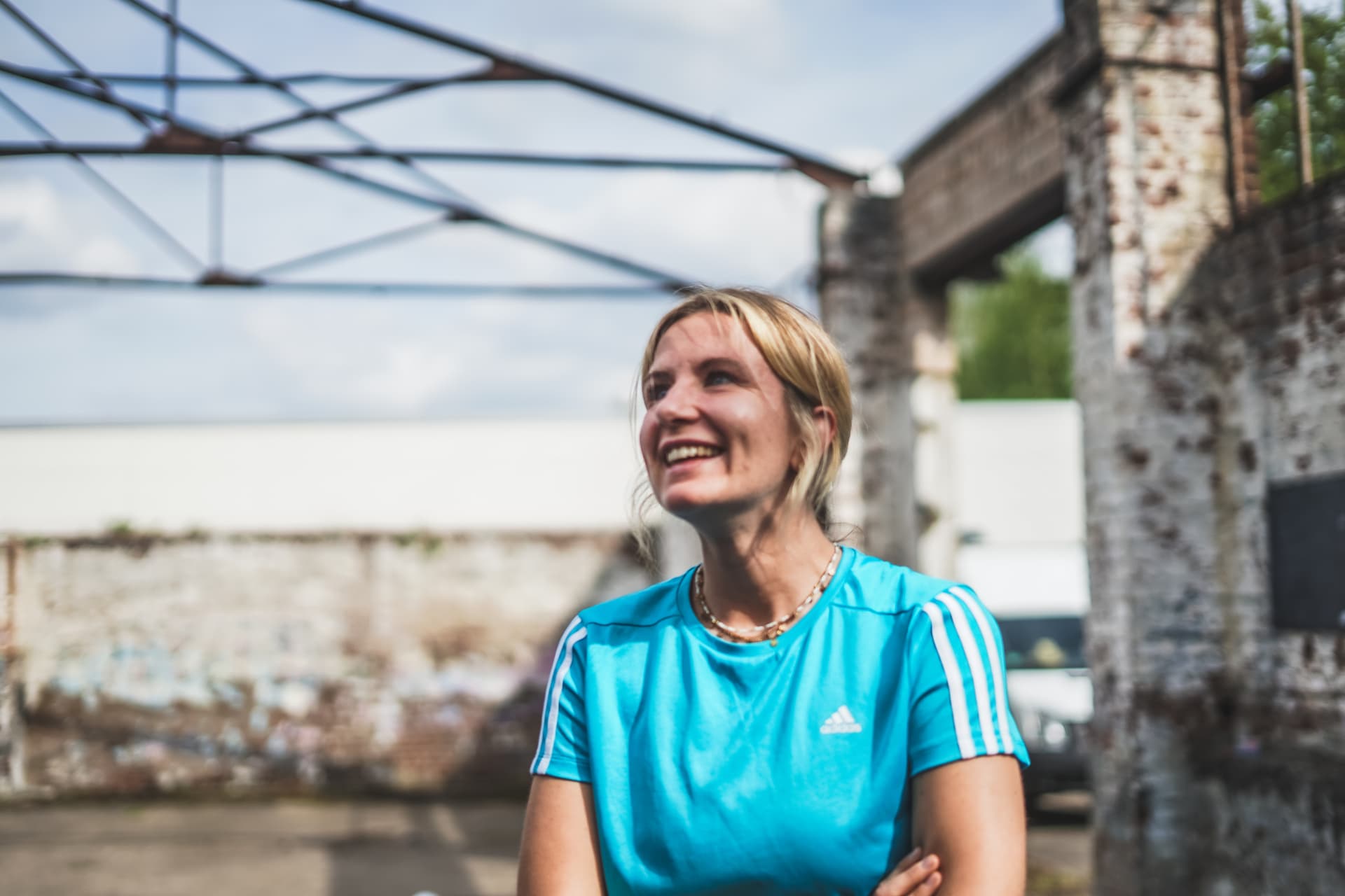 Personal Trainer Theresa Droste aus Köln schaut nach oben