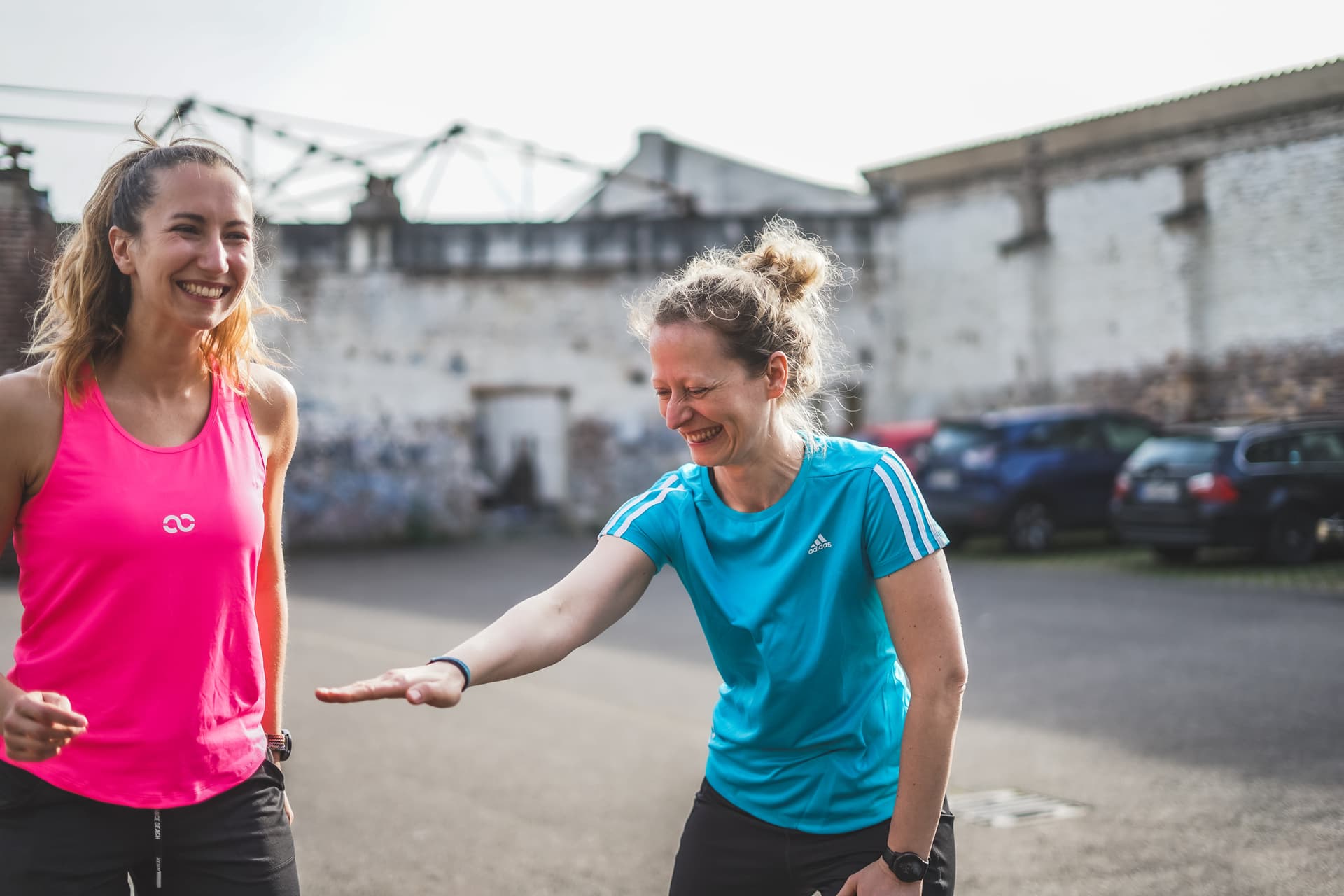 Personal Trainer Corinna Rosche aus München hilft bei einer Übung