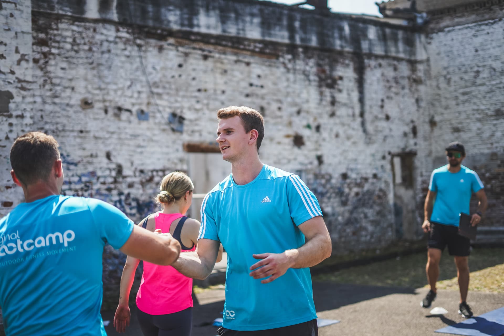 Fitness Trainer Mario Sklorz auf Fürth klatscht einen Mann ab