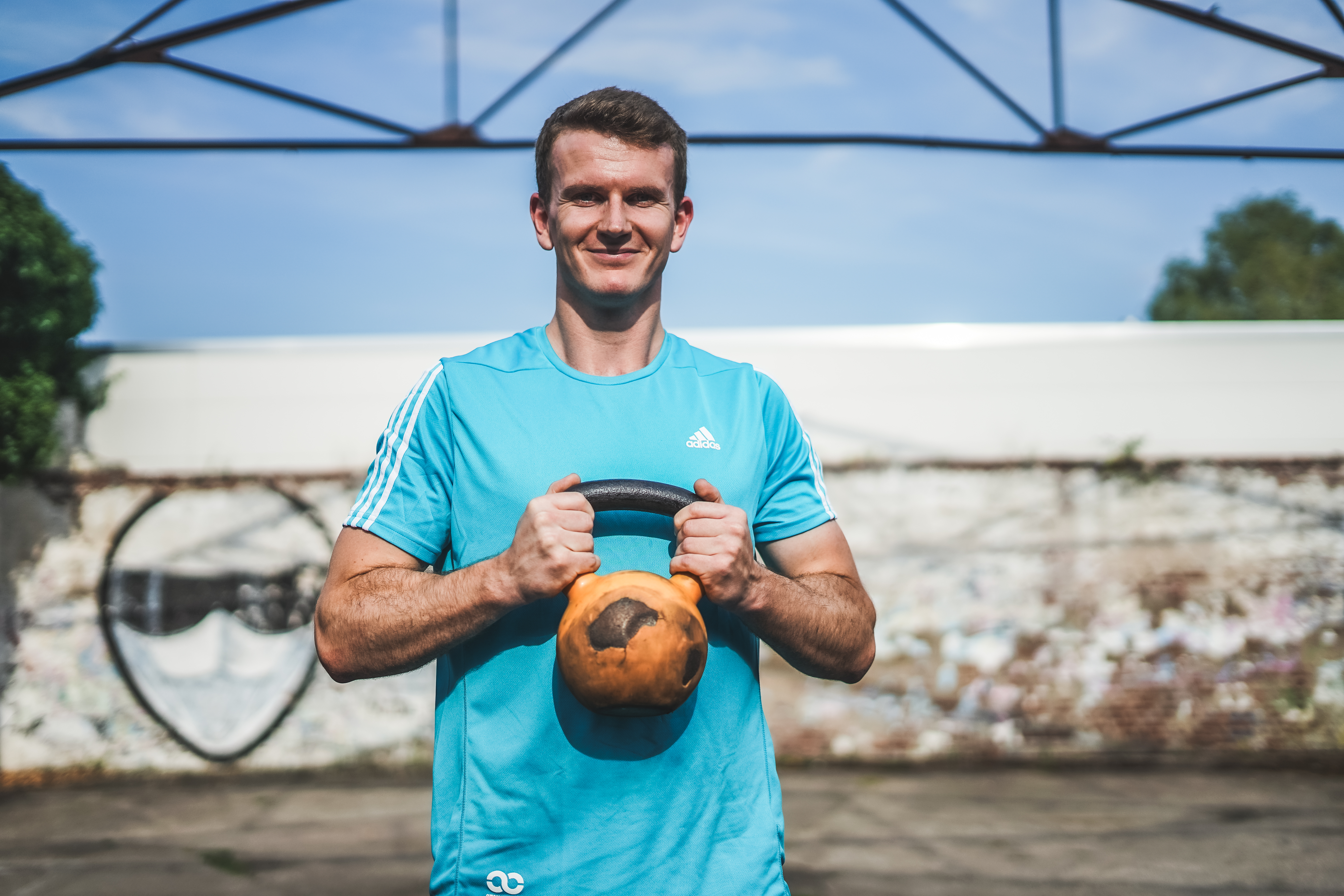 Fitness Trainer Mario Sklorz auf Fürth hält eine Kettlebell