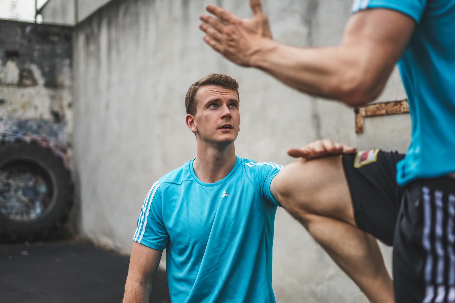 Fitness Trainer Mario Sklorz auf Fürth hilft bei einer Übung