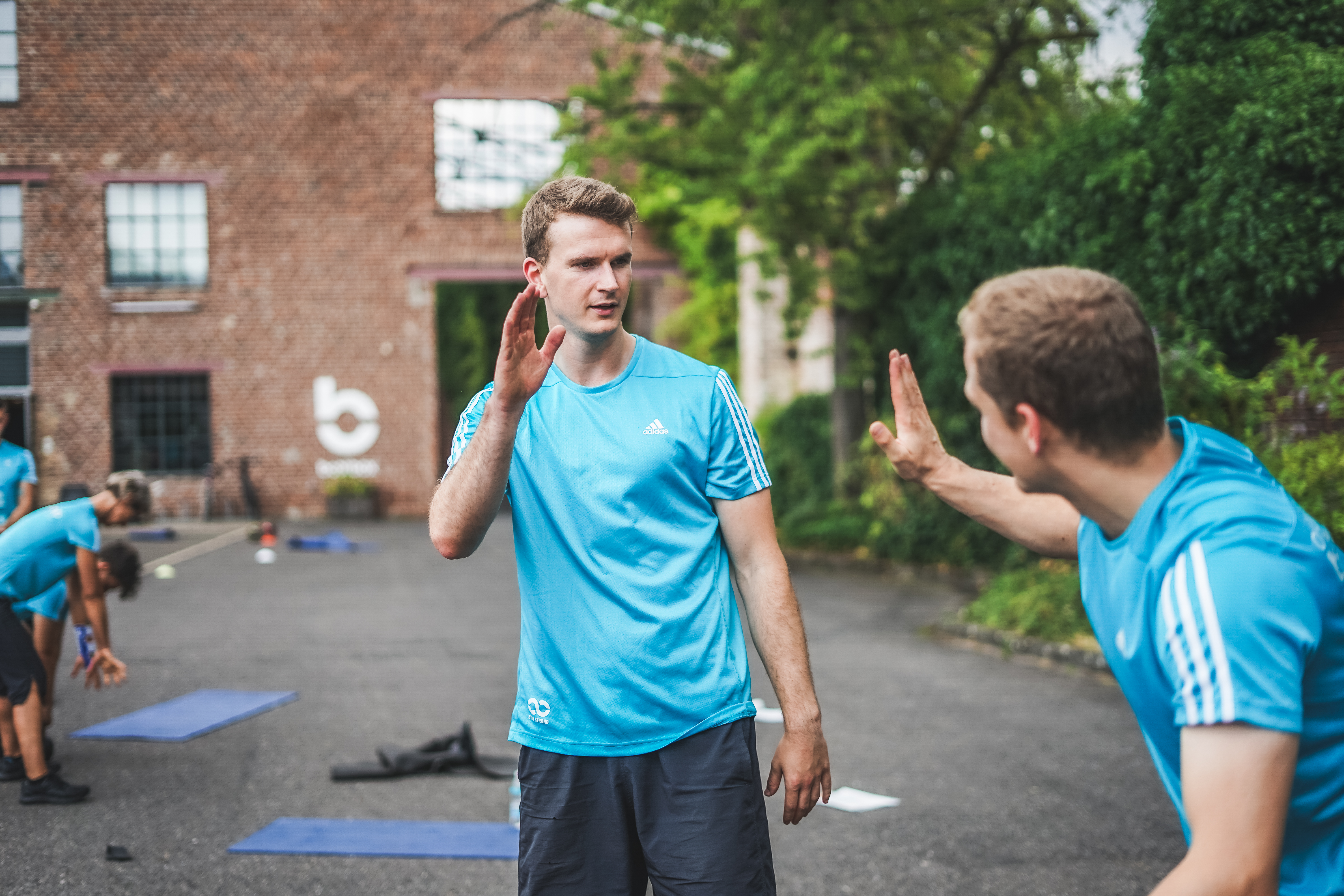 Fitness Trainer Mario Sklorz auf Fürth klatscht einen Mann ab