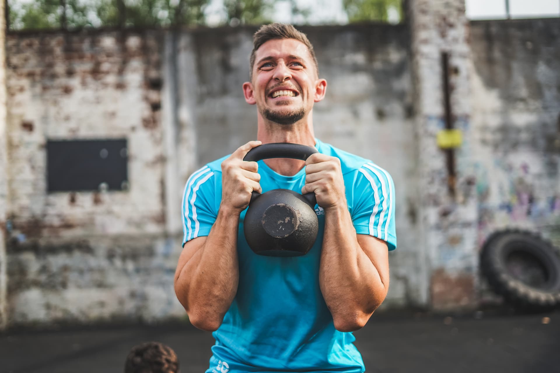 Fitness Trainer Manuel Ehret aus Wuppertal hebt eine kettlebell