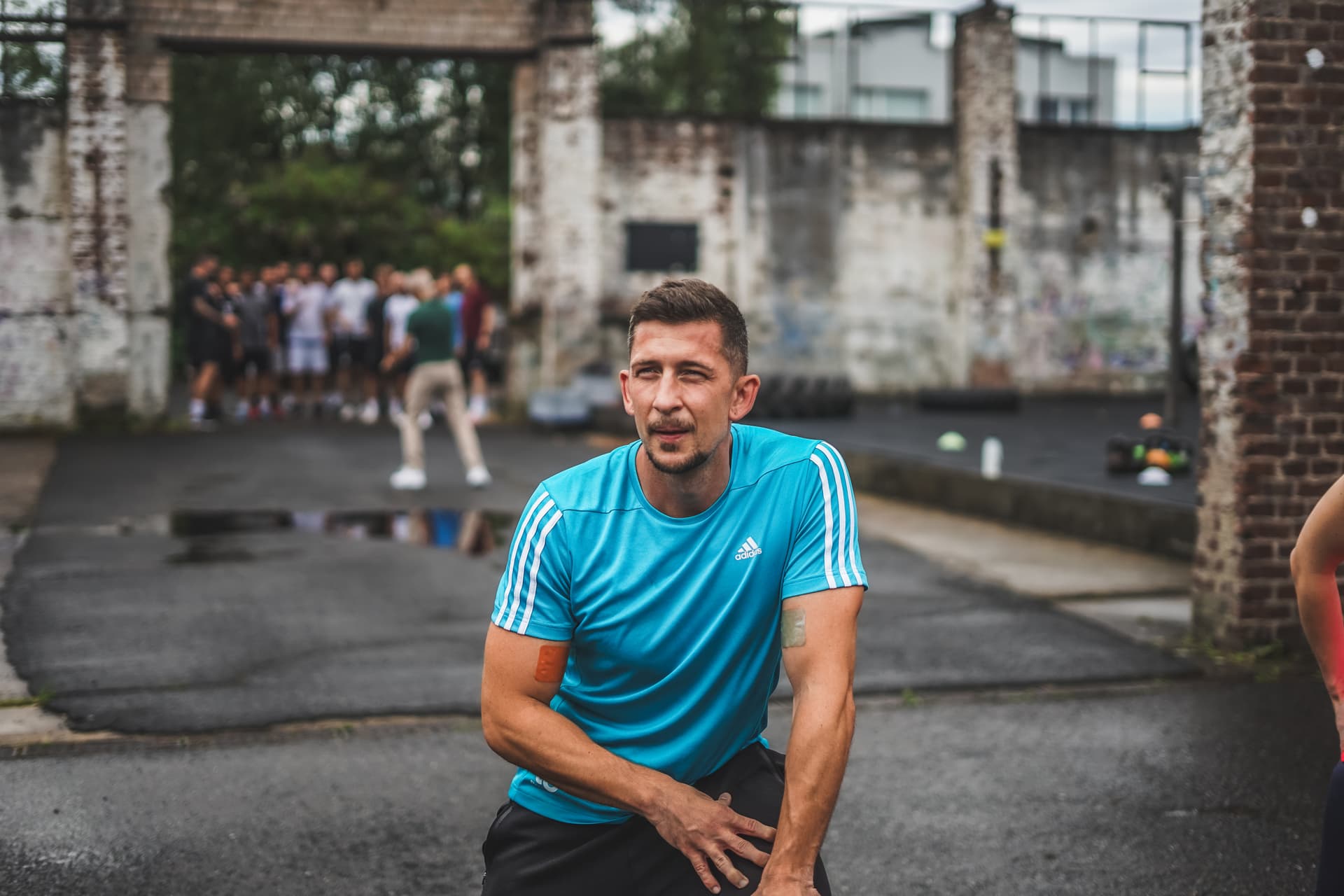 Fitness Trainer Manuel Ehret aus Wuppertal hebt eine kettlebell