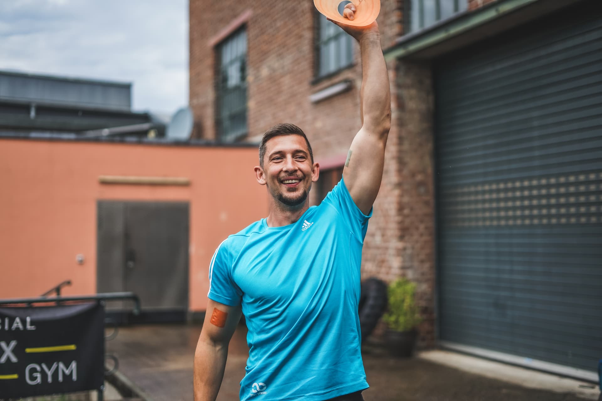 Fitness Trainer Manuel Ehret aus Wuppertal hebt eine kettlebell