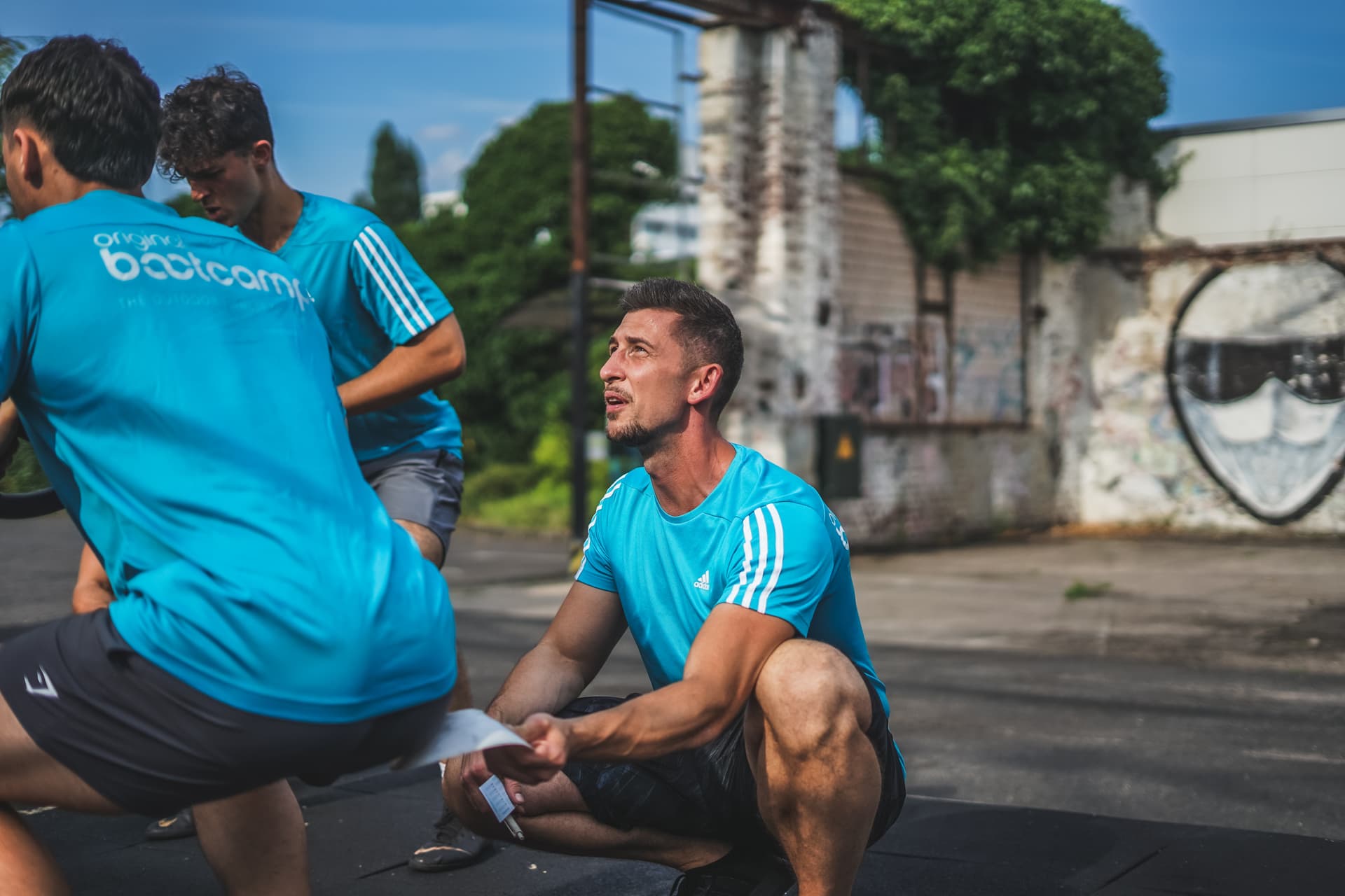Fitness Trainer Manuel Ehret aus Wuppertal hebt eine kettlebell