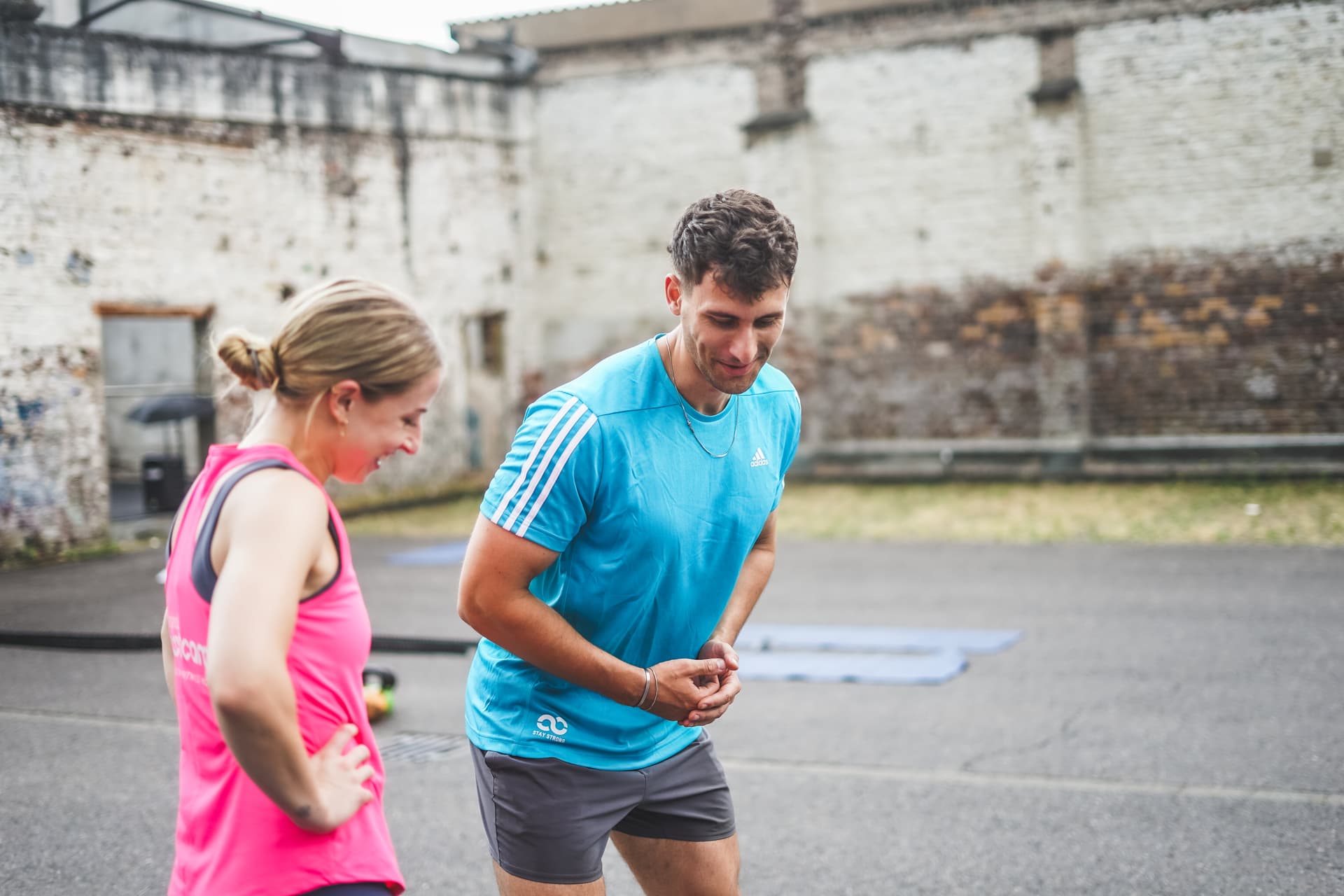 Fitness Trainer Nitai Kohsow aus Potsdam zeigt eine Übung