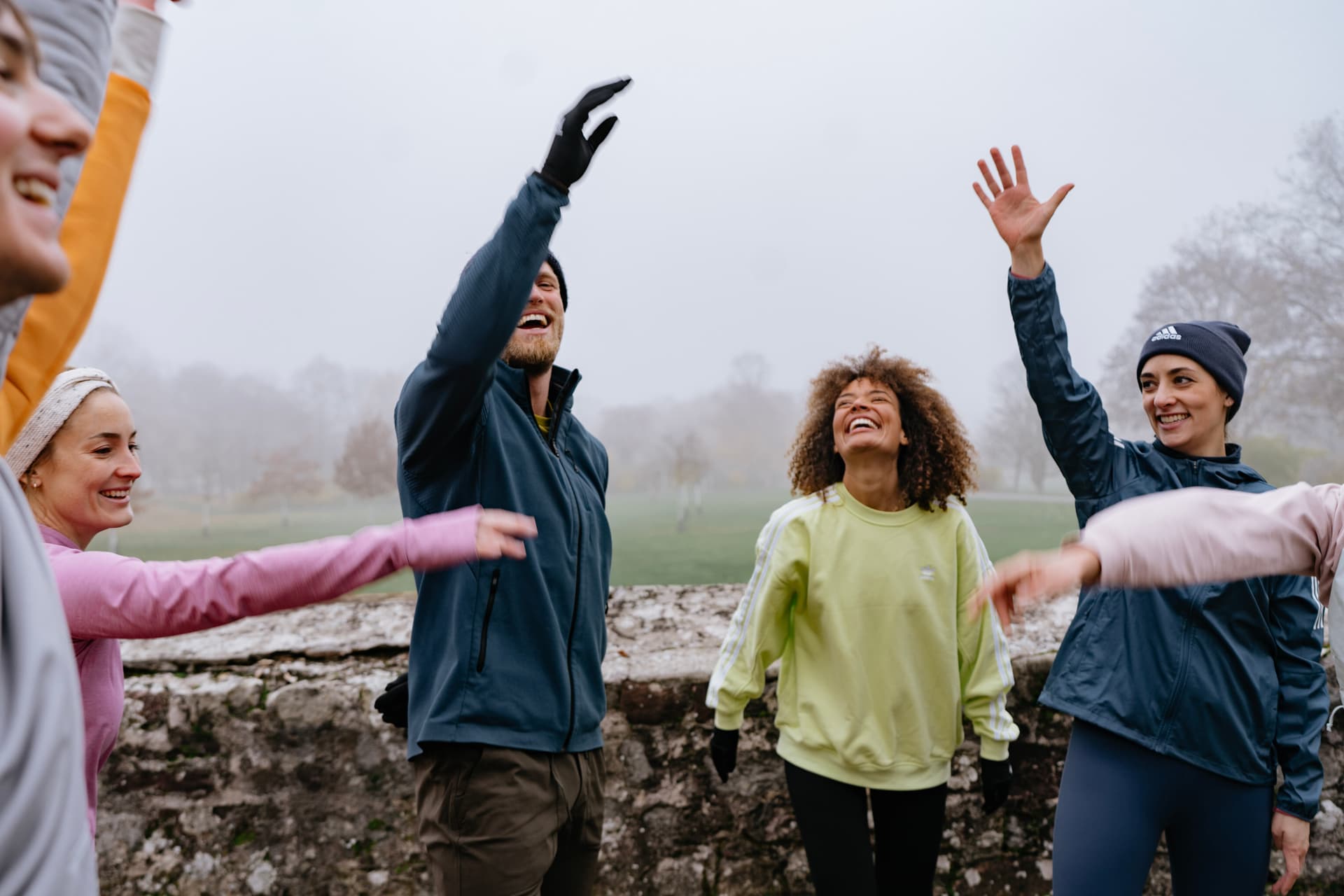 Fitness Trainer im blauen Shirt