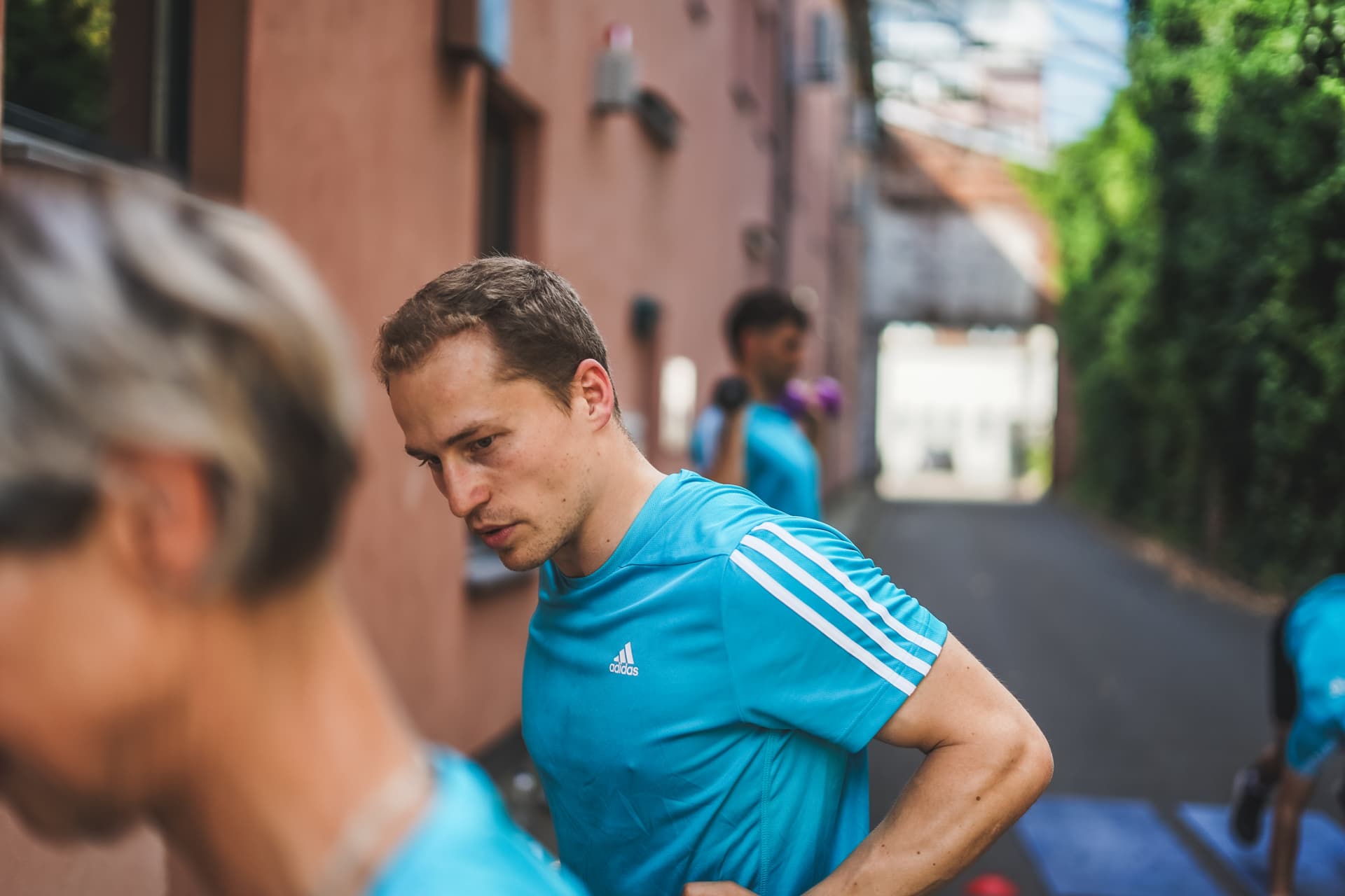 Fitness Trainer Jascha Gollub aus Essen zeigt eine Übung
