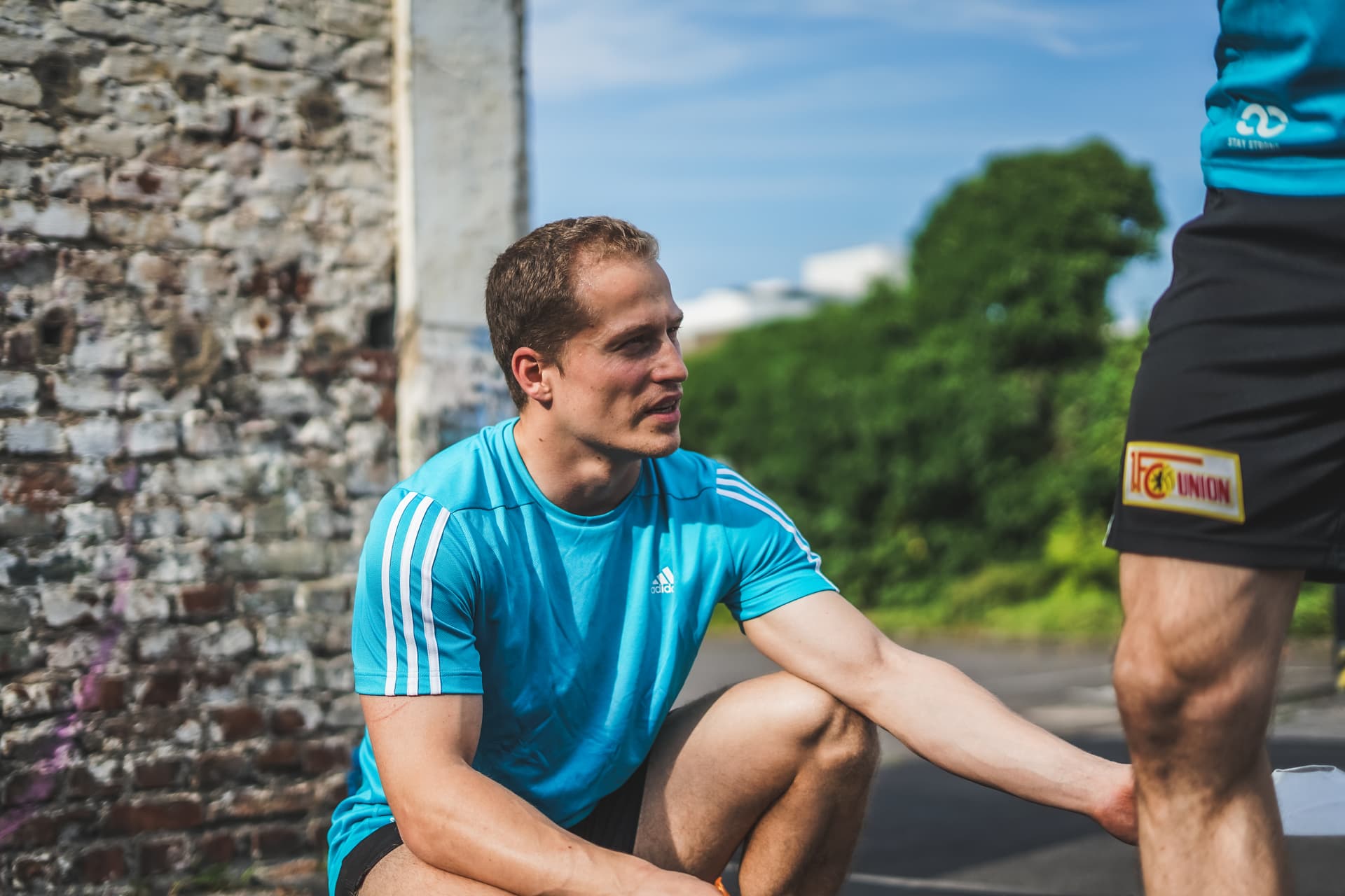 Fitness Trainer Jascha Gollub aus Essen hilft bei einer Übung
