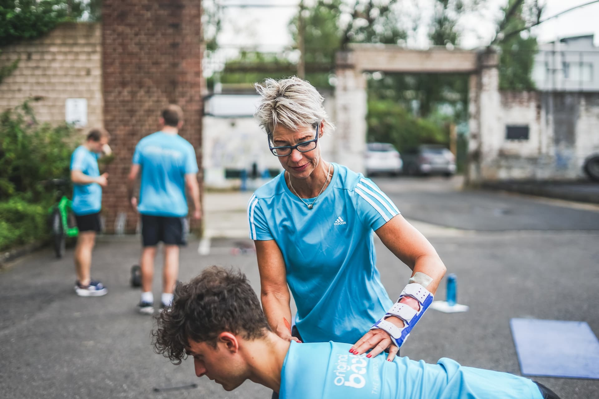 Fitness Trainerin Daniela-Yvonne Hering aus Kiel hilft bei einer Übung