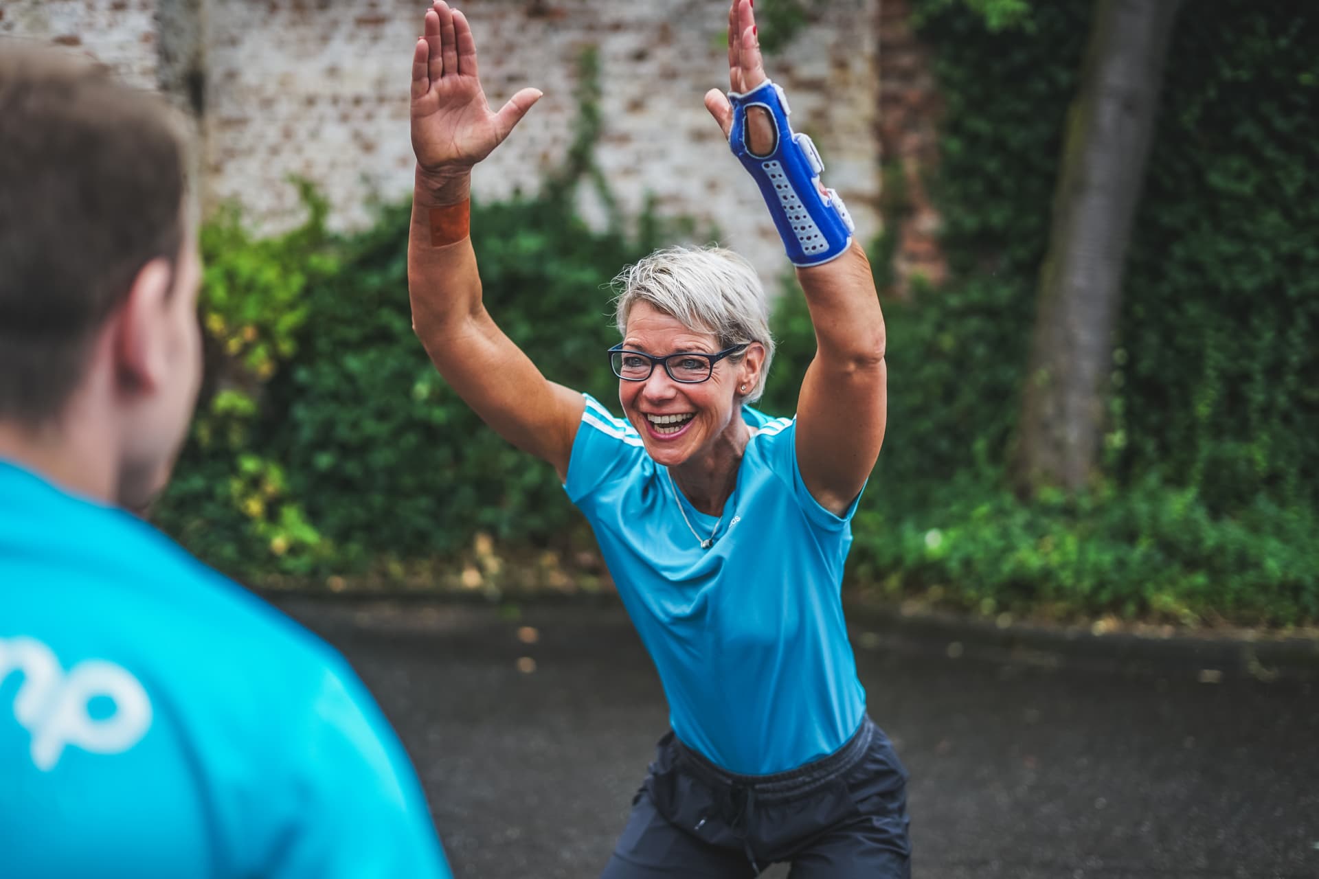 Fitness Trainerin Daniela-Yvonne Hering aus Kiel hebt die Arme