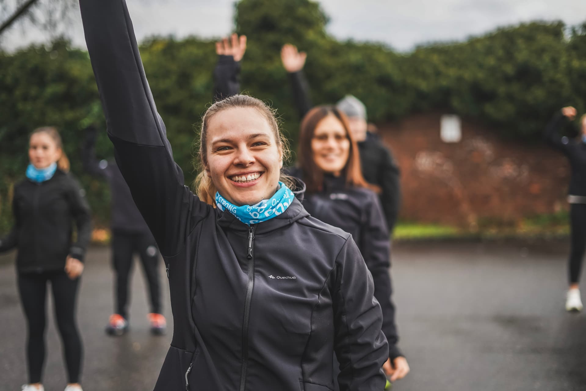 Trainerin outdorr hebt hand