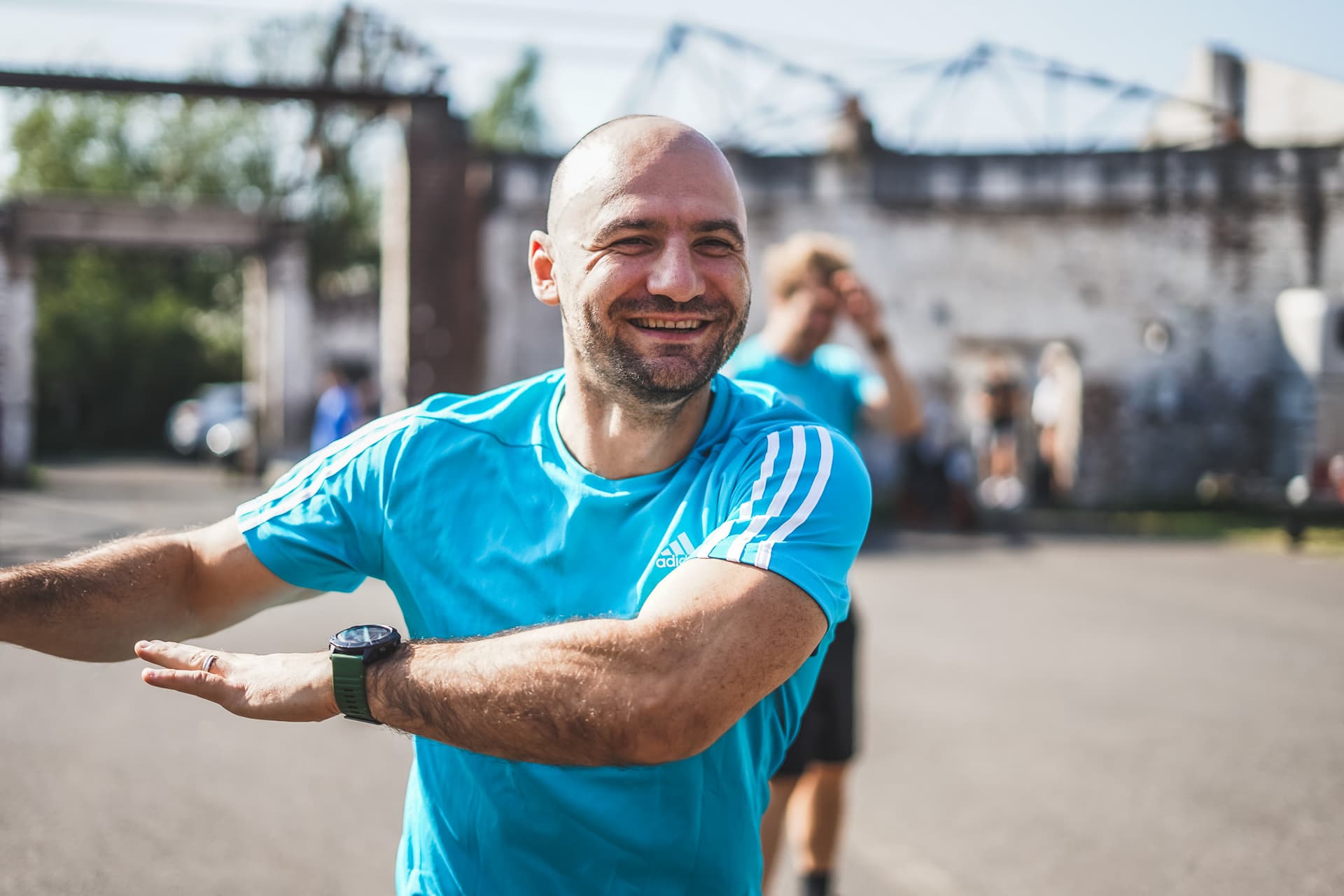 Fitness Trainer im blauen Shirt