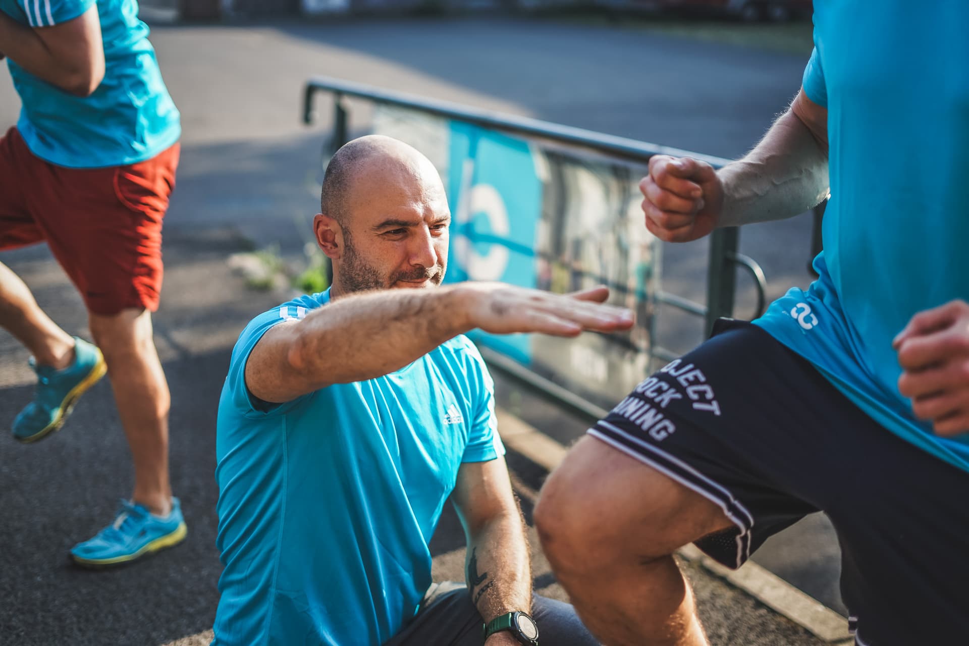 Personal Trainer Vitali Gelzer kontrolliert die Übungsausführung