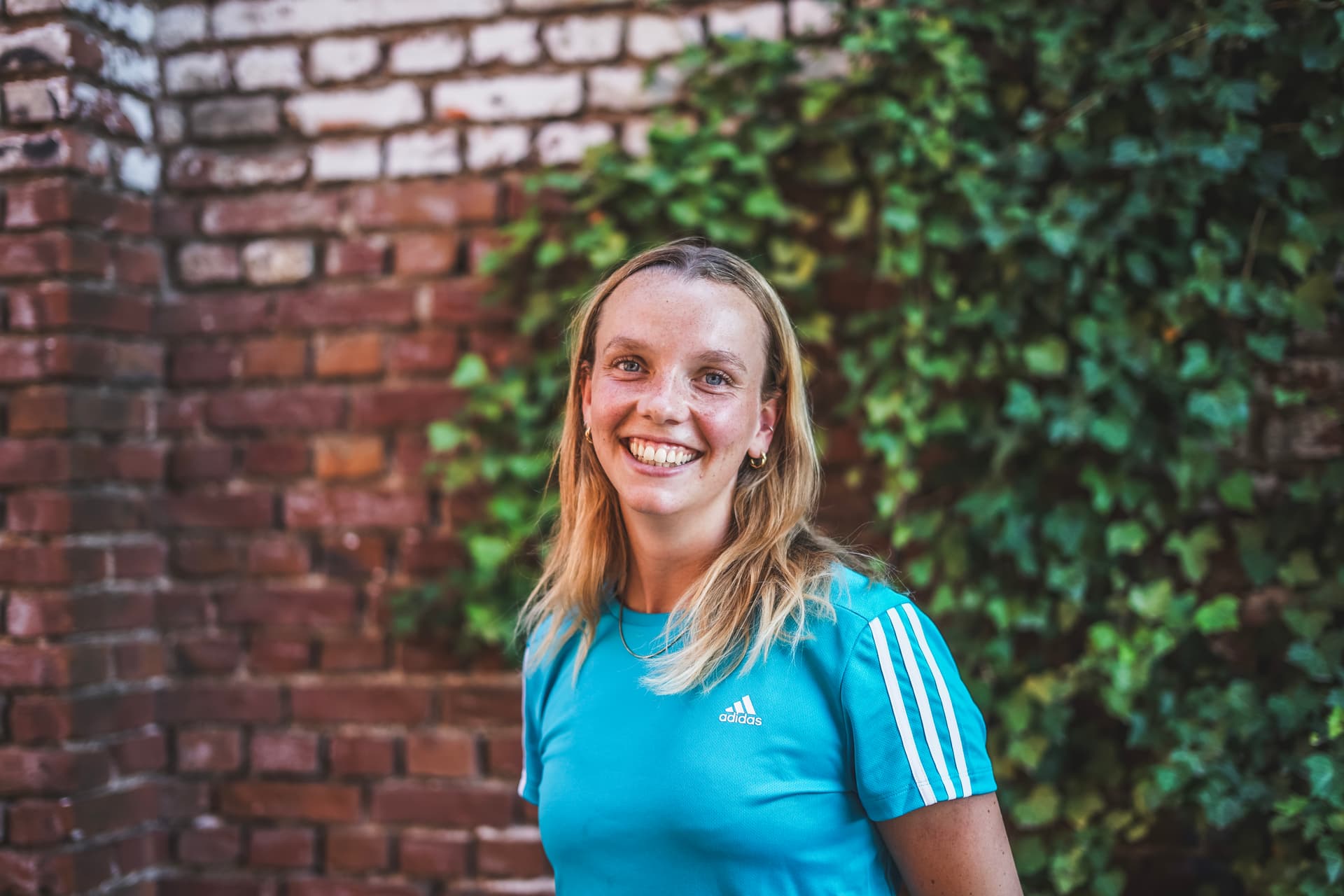 Fitness Trainerin Lilli Salner aus Köln lächelt in die Kamera