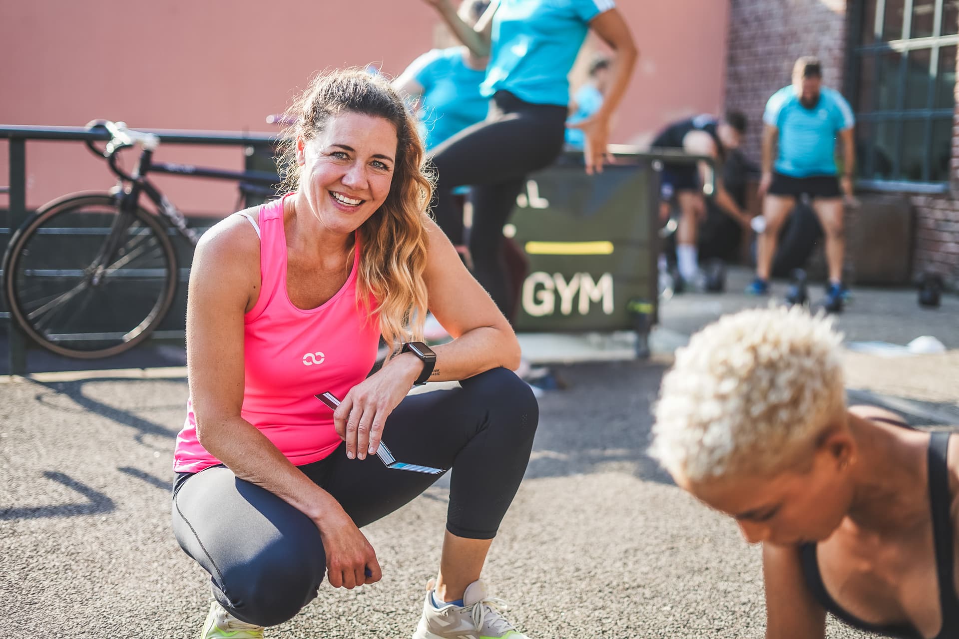 Fitness Trainerin im blauen Shirt