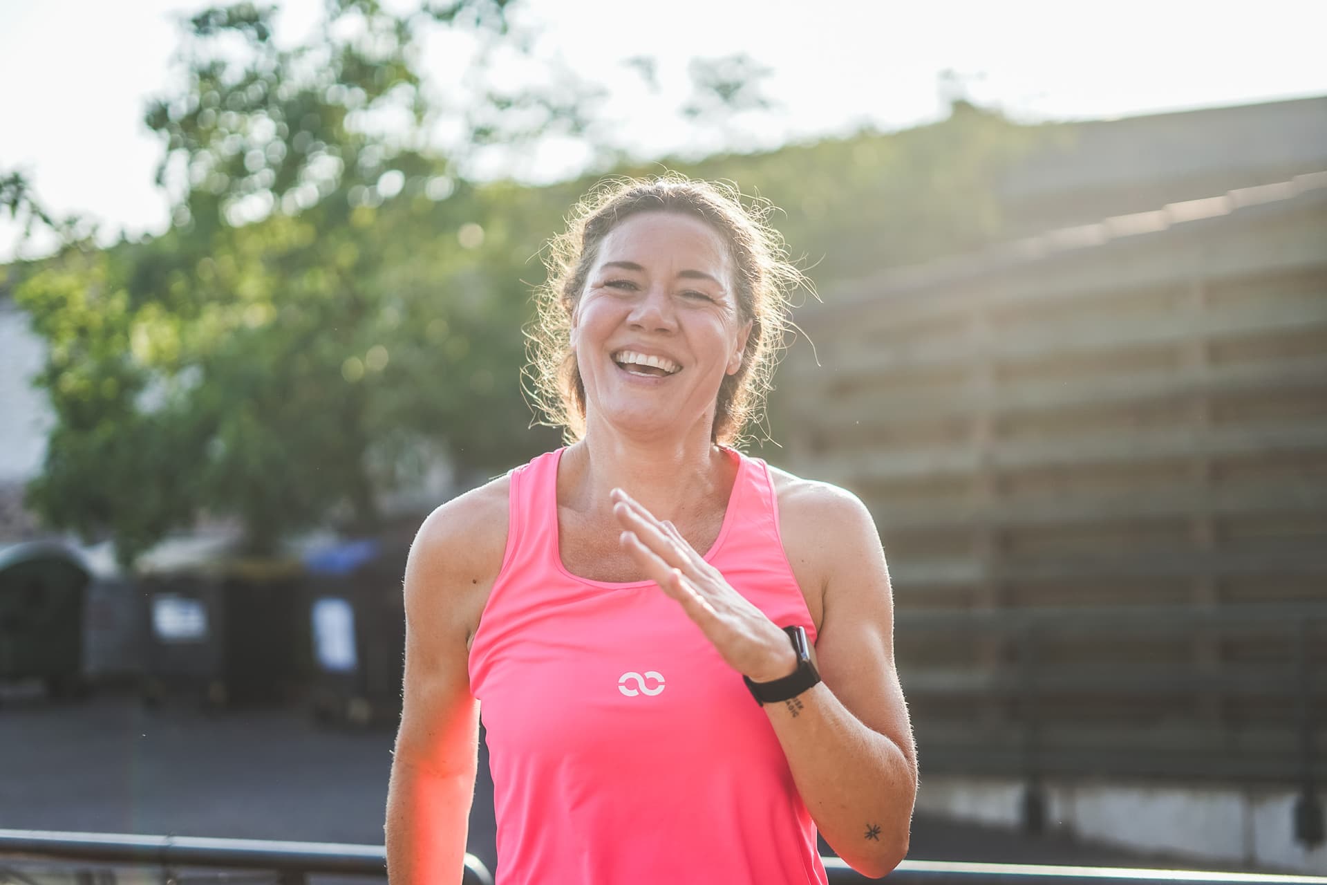 Outdoor Fitness Trainerin Natalie Batiajew lacht und läuft