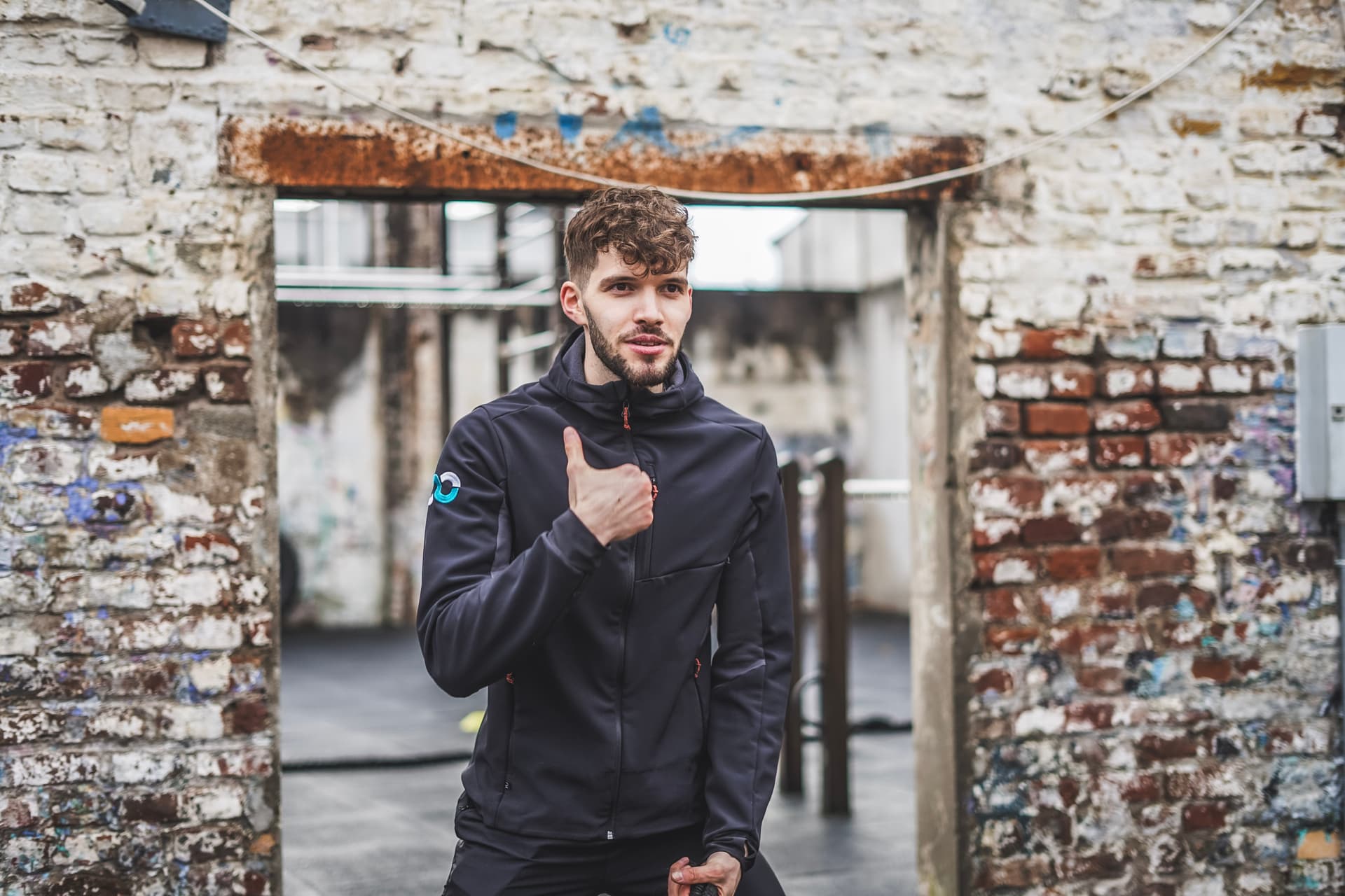 Fitness Trainer im blauen Shirt