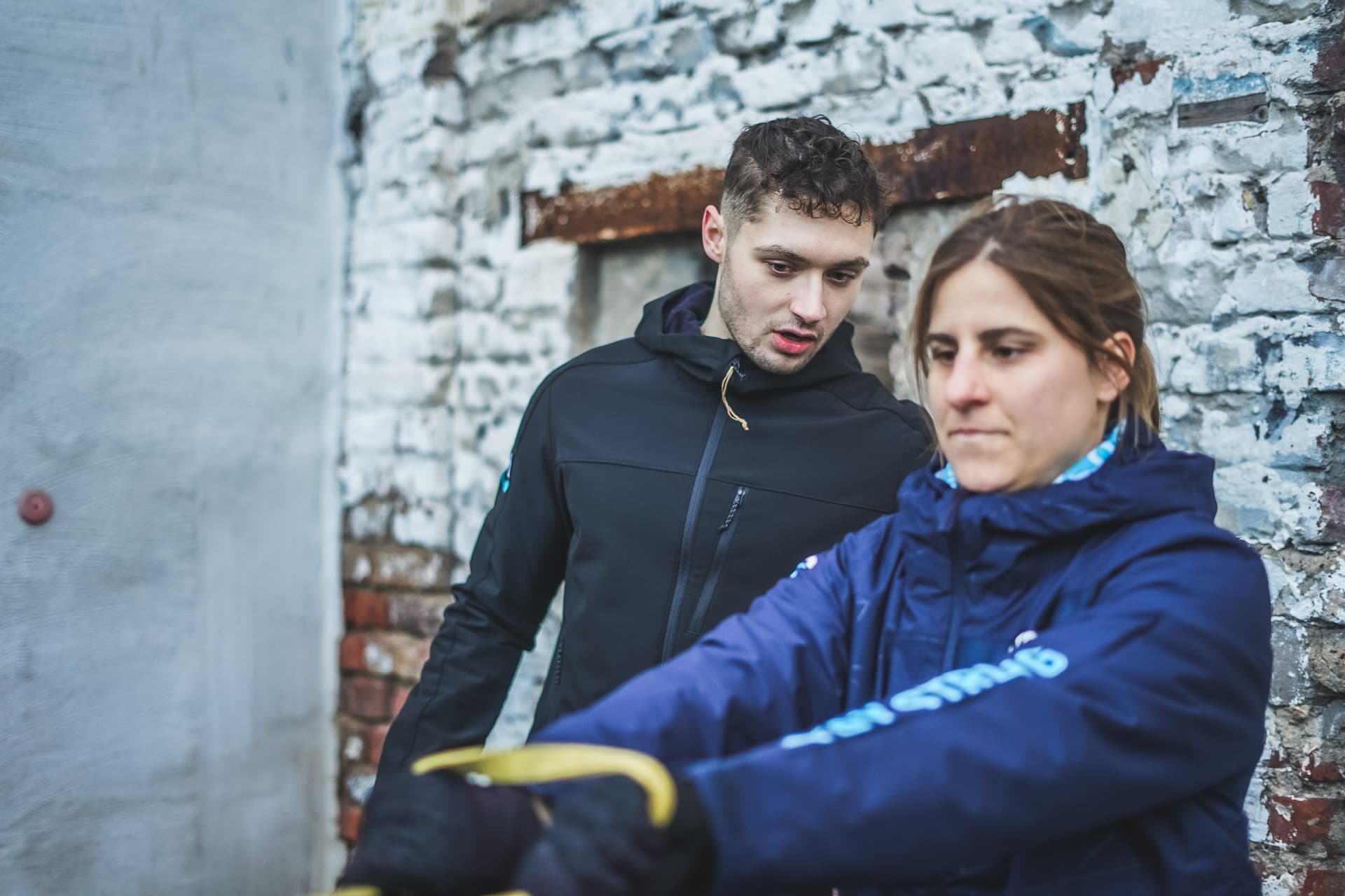 Max Höflich, Personal Trainer aus Mainz, coacht eine Teilnehmerin beim Ruderzug