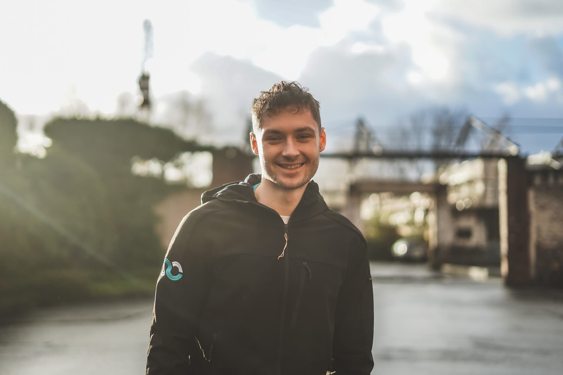 Hinter Trainer Max scheint die Sonne und er lacht in die Kamera