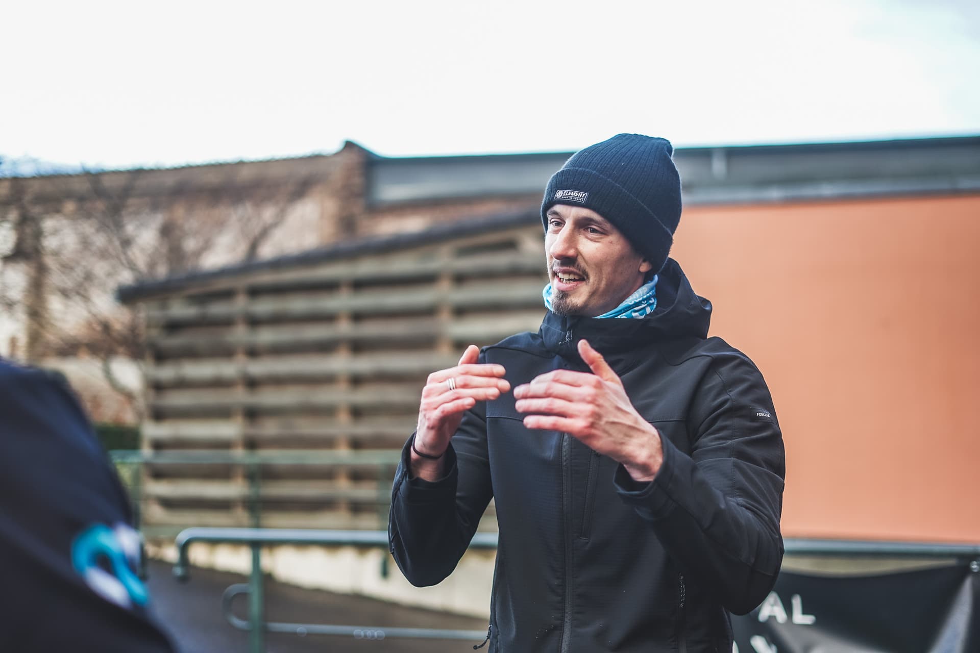 Fitness Trainer Robert Biller aus Frankfurt erklärt eine Übung